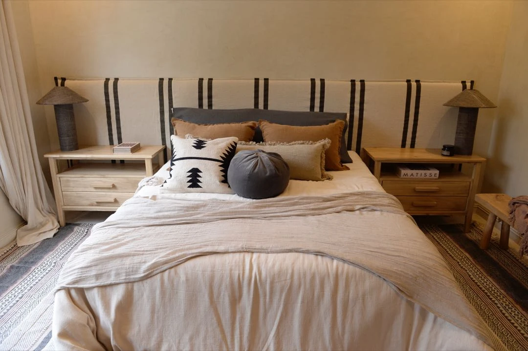 Un respaldo a rayas para este cuarto con diseño de Sol Palou.