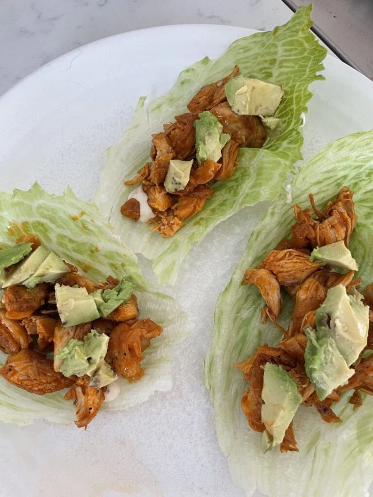 Tacos de lechuga con pollo teriyaki y mango: una receta fresca, liviana y llena de sabor