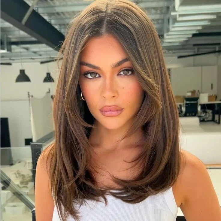 Es un maquillaje con tonos más bronceados.