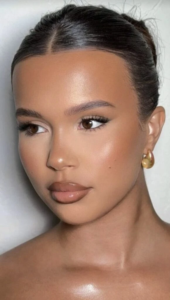 El soft glam make up tiene tonos rosados o duraznos.