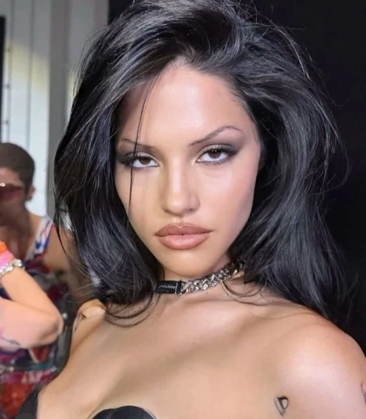 El soft grunge makeup se caracteriza por lucir colores oscuros.