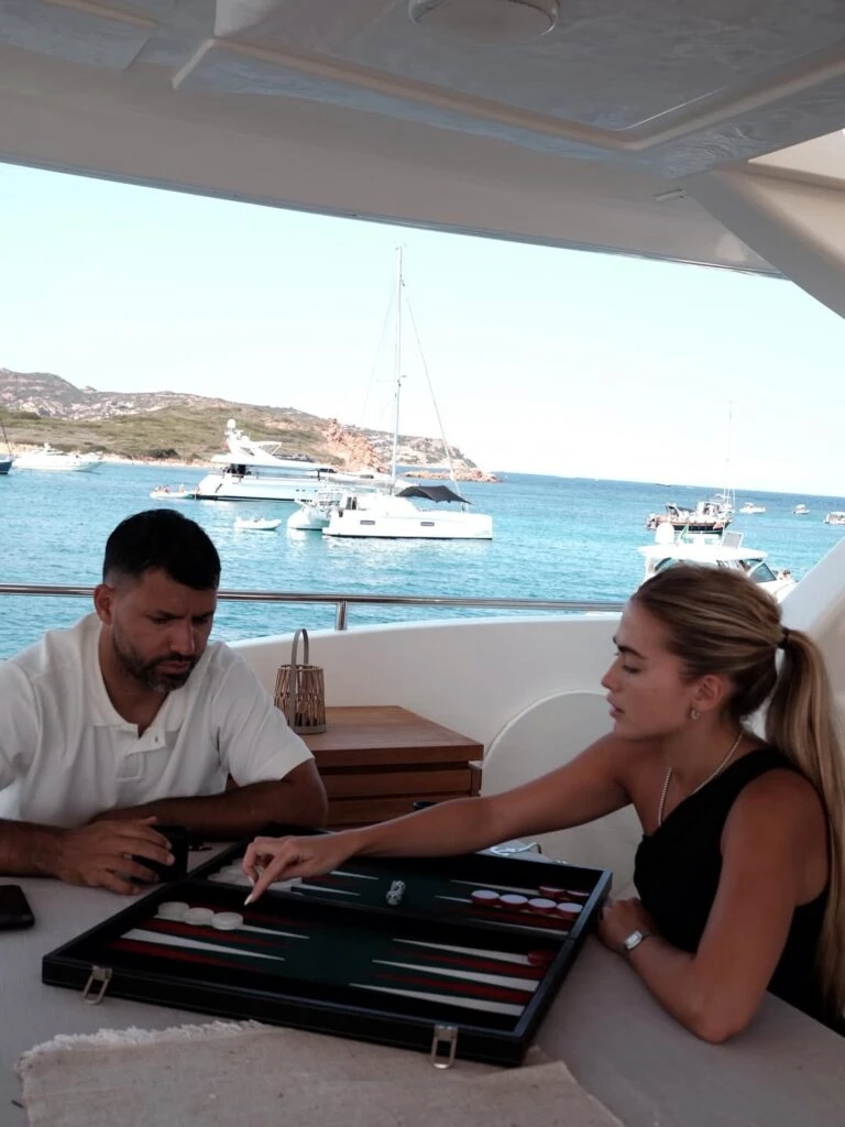 las fotos de las lujosas vacaciones de Sofia Calzetti y el Kun Agüero en Cerdeña