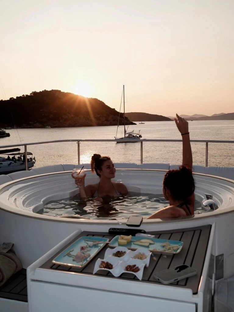 las fotos de las lujosas vacaciones de Sofia Calzetti y el Kun Agüero en Cerdeña