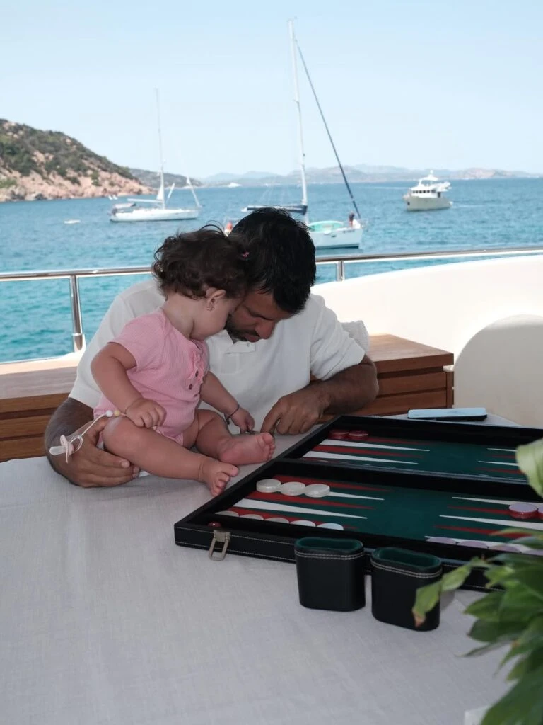 las fotos de las lujosas vacaciones de Sofia Calzetti y el Kun Agüero en Cerdeña