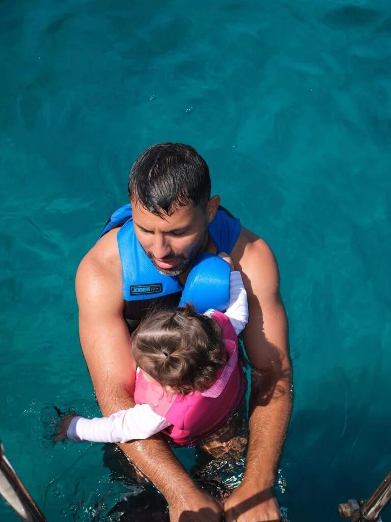 las fotos de las lujosas vacaciones de Sofia Calzetti y el Kun Agüero en Cerdeña