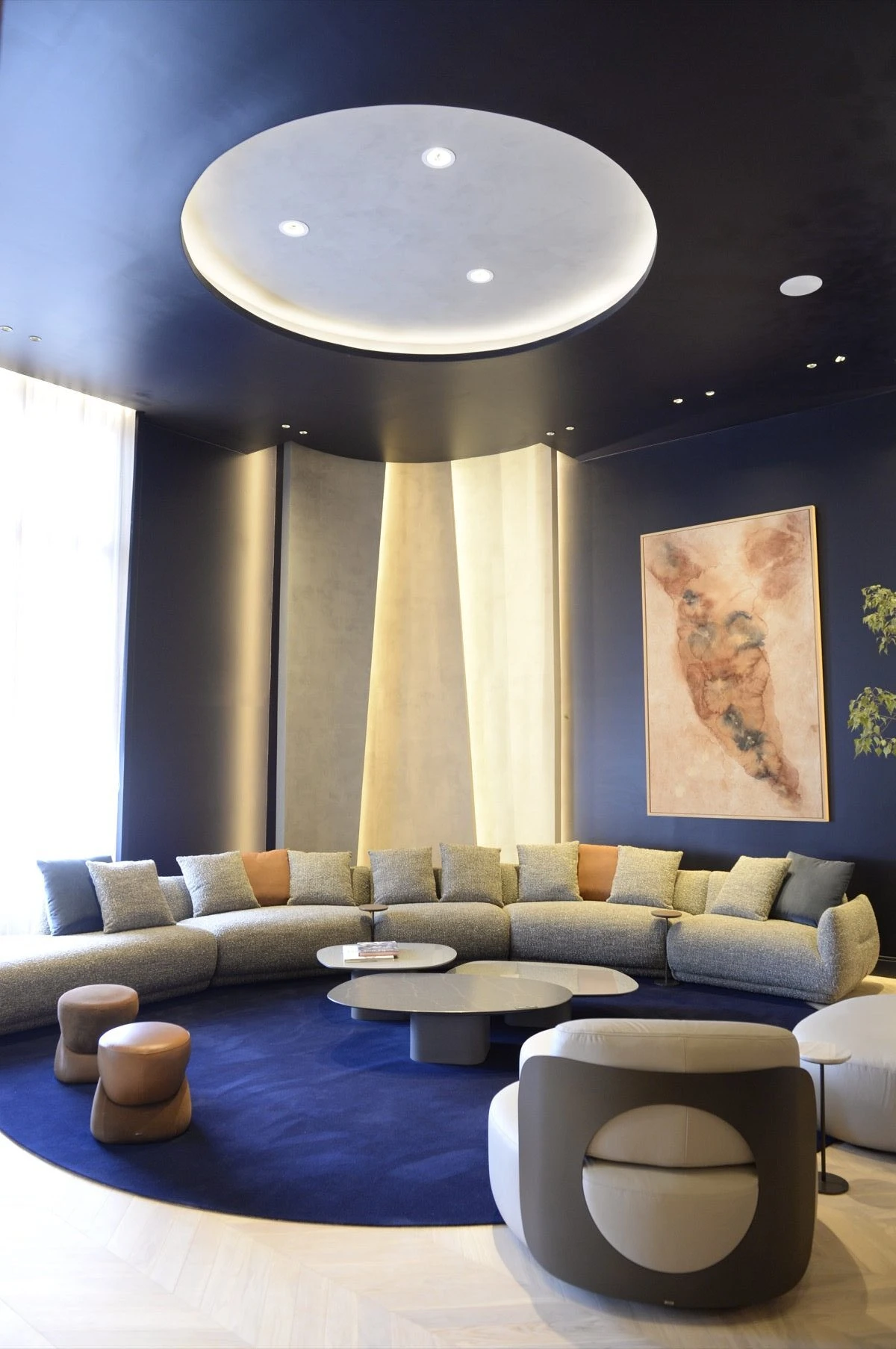 El estar y comedor de Marcela Rodriguez y Lorena Spinola de Estudio PQR Arquitectura.  Casa FOA 2025.