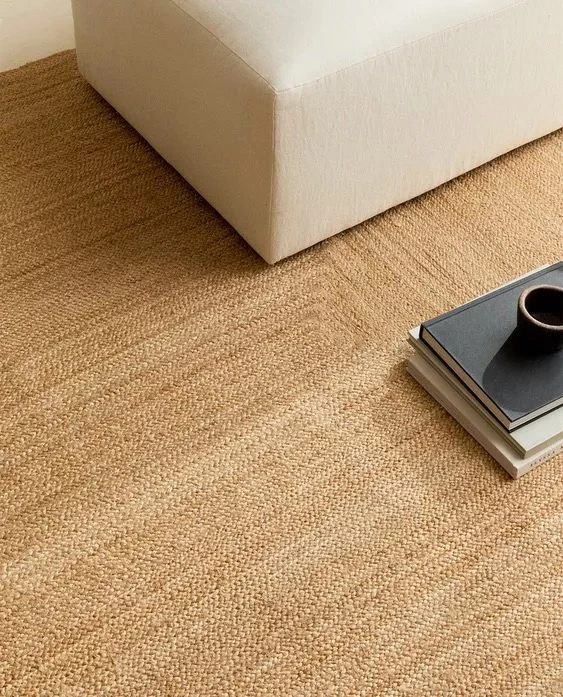 Las alfombras de fibras naturales crean contrastes con mobiliario y objetos modernos. 