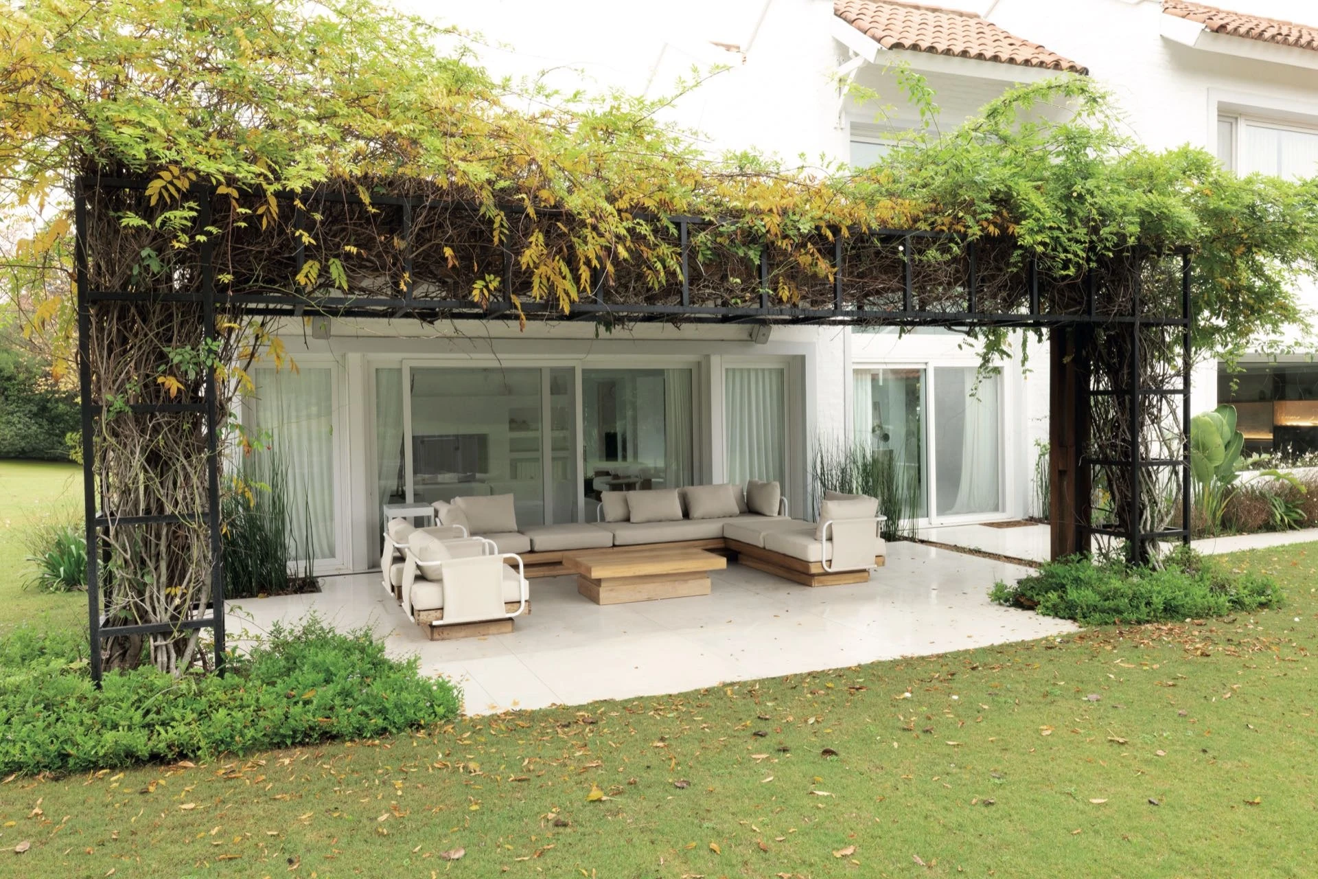 La galería exterior propone una verdadera extensión del interior hacia el jardín.