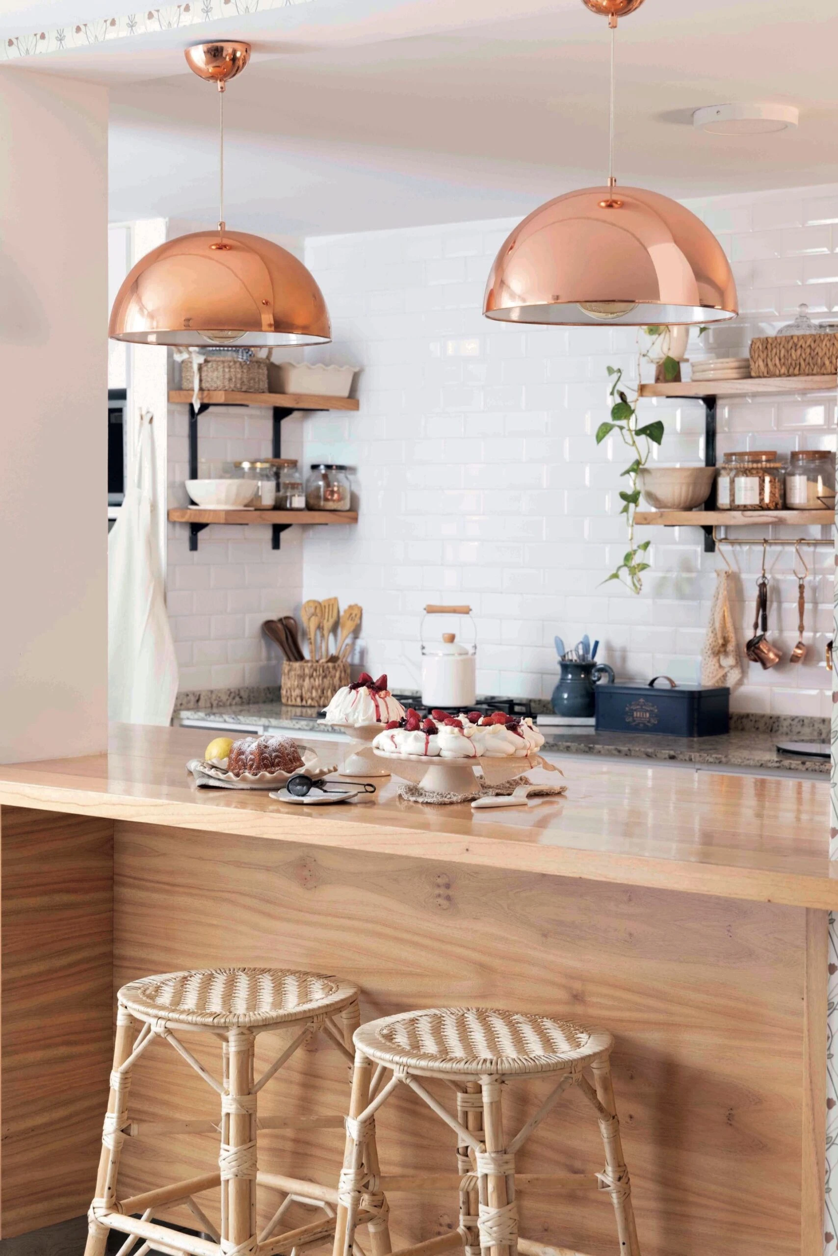 Una lámpara protagonista en dorado suma elegancia sin excesos.