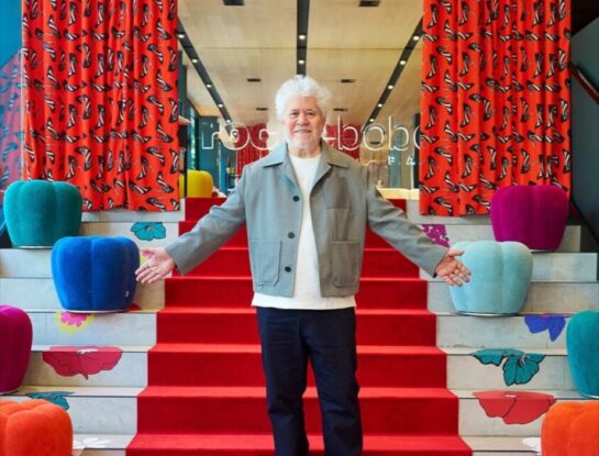 Todo sobre "Cromática" de Pedro Almodóvar y Roche Bobois: 10 claves y objetos fetiche de la colección deco del año
