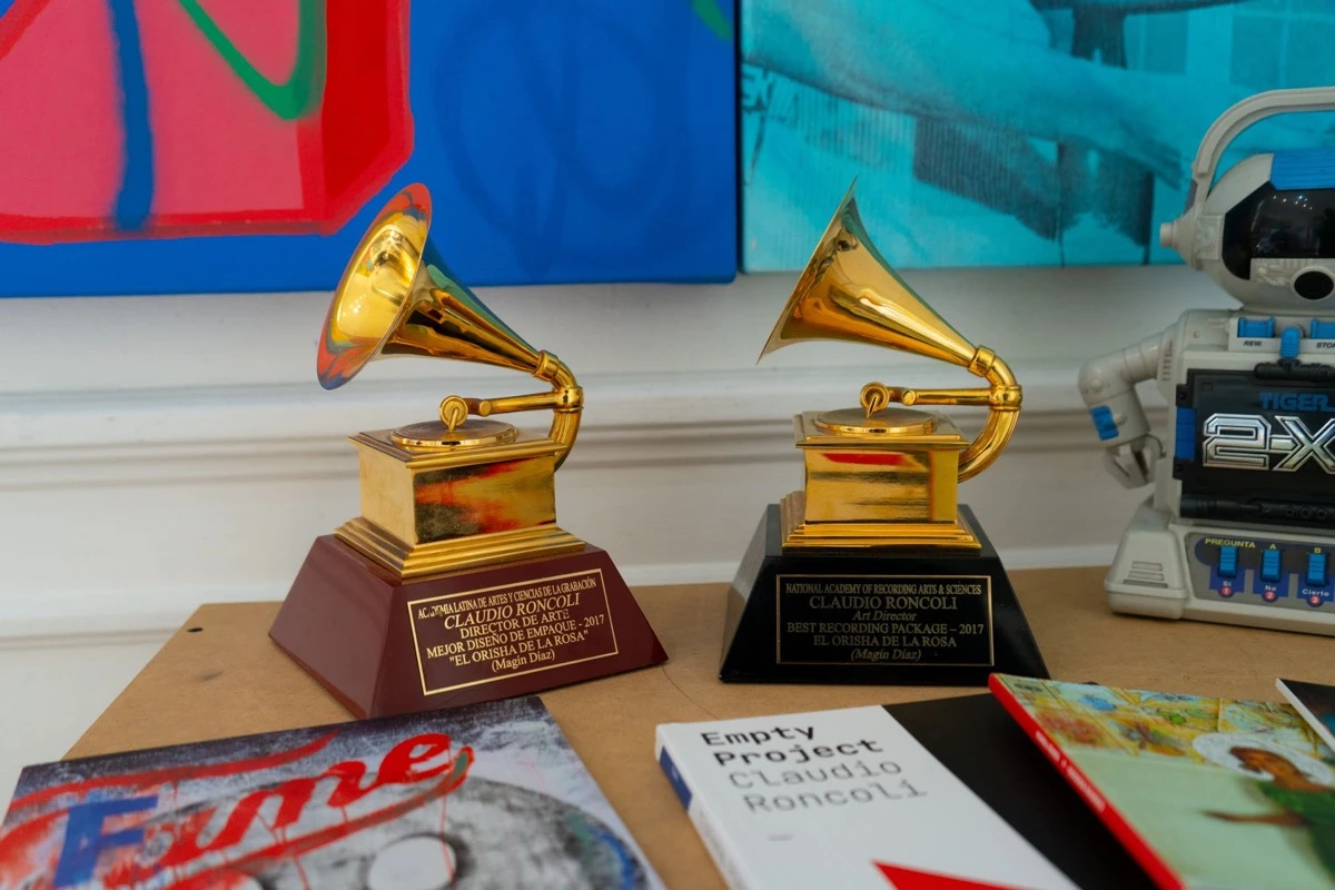 Claudio Roncoli ganó dos premios Grammy por su arte y diseño en portadas discográficas. 