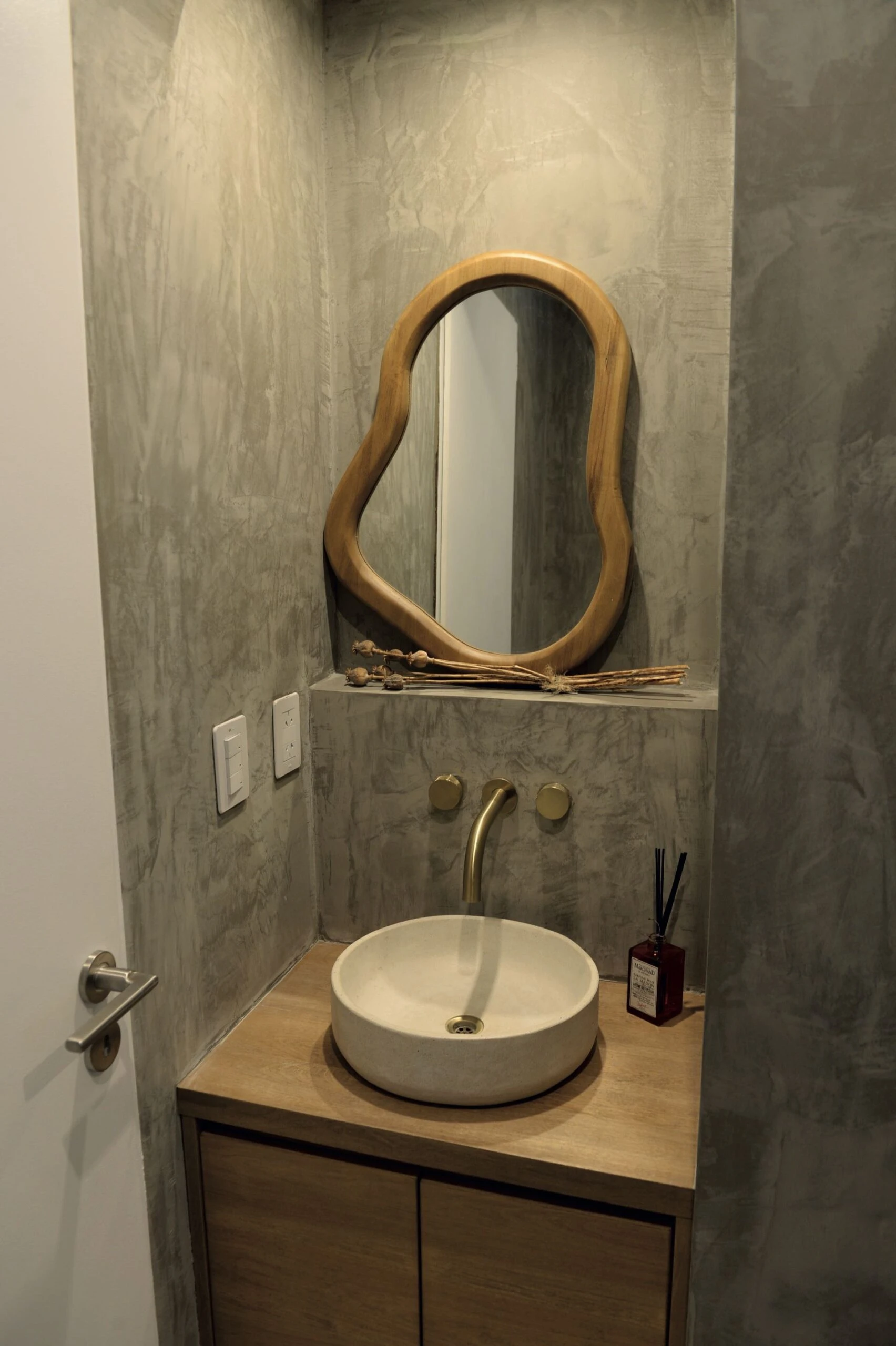 El toillete continúa el "estilo descanso" de la casa.