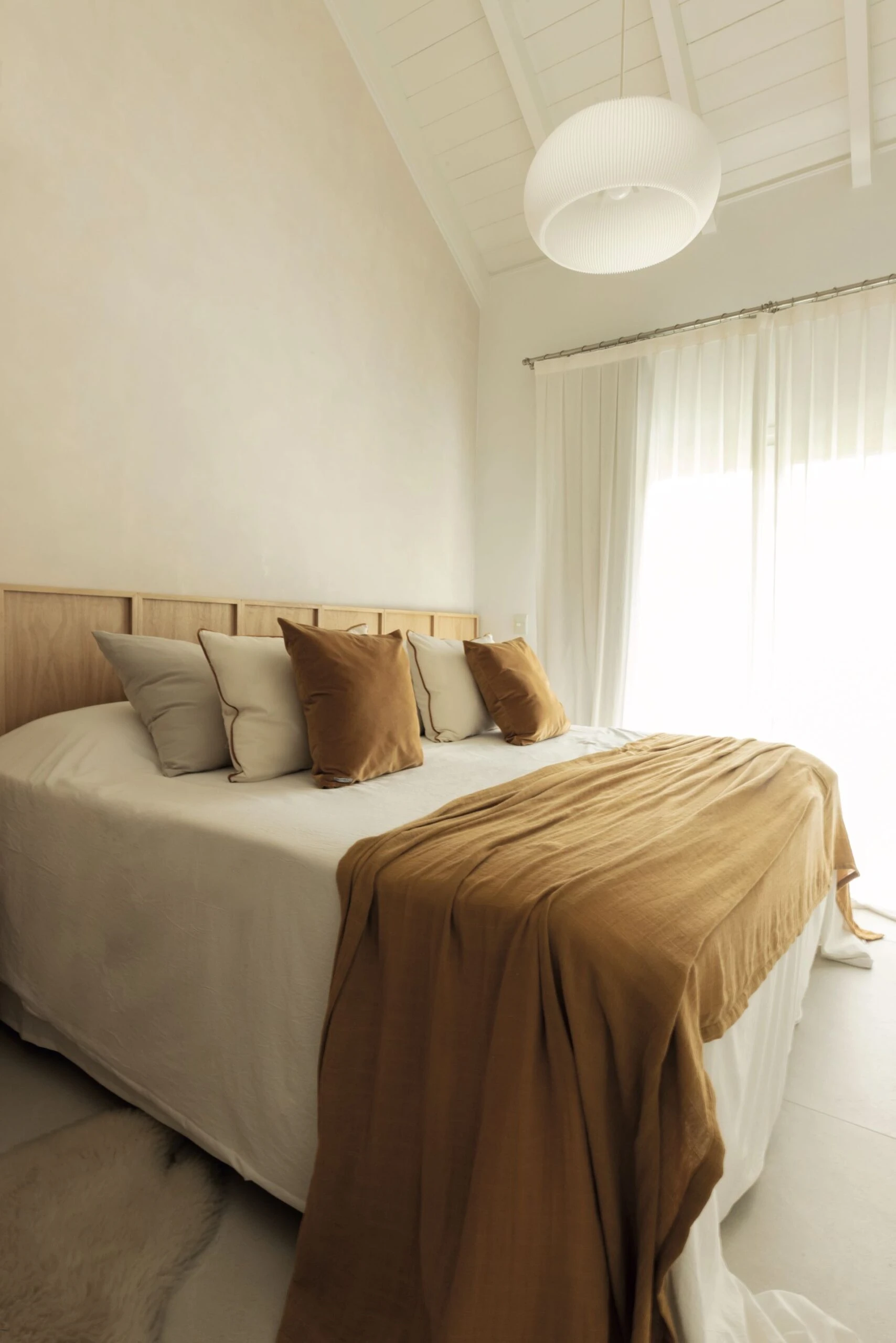 Un segundo dormitorio en colores tierra