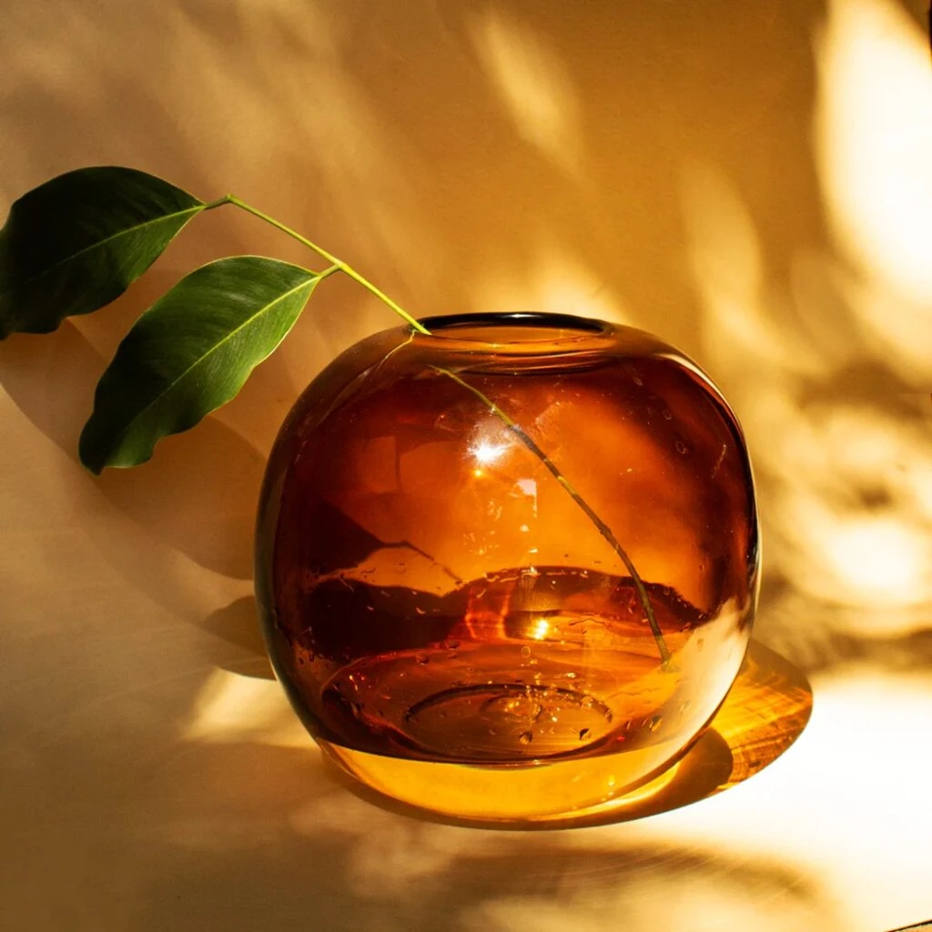 Su transparencia permite que la luz lo atraviese y juegue con formas y reflejos