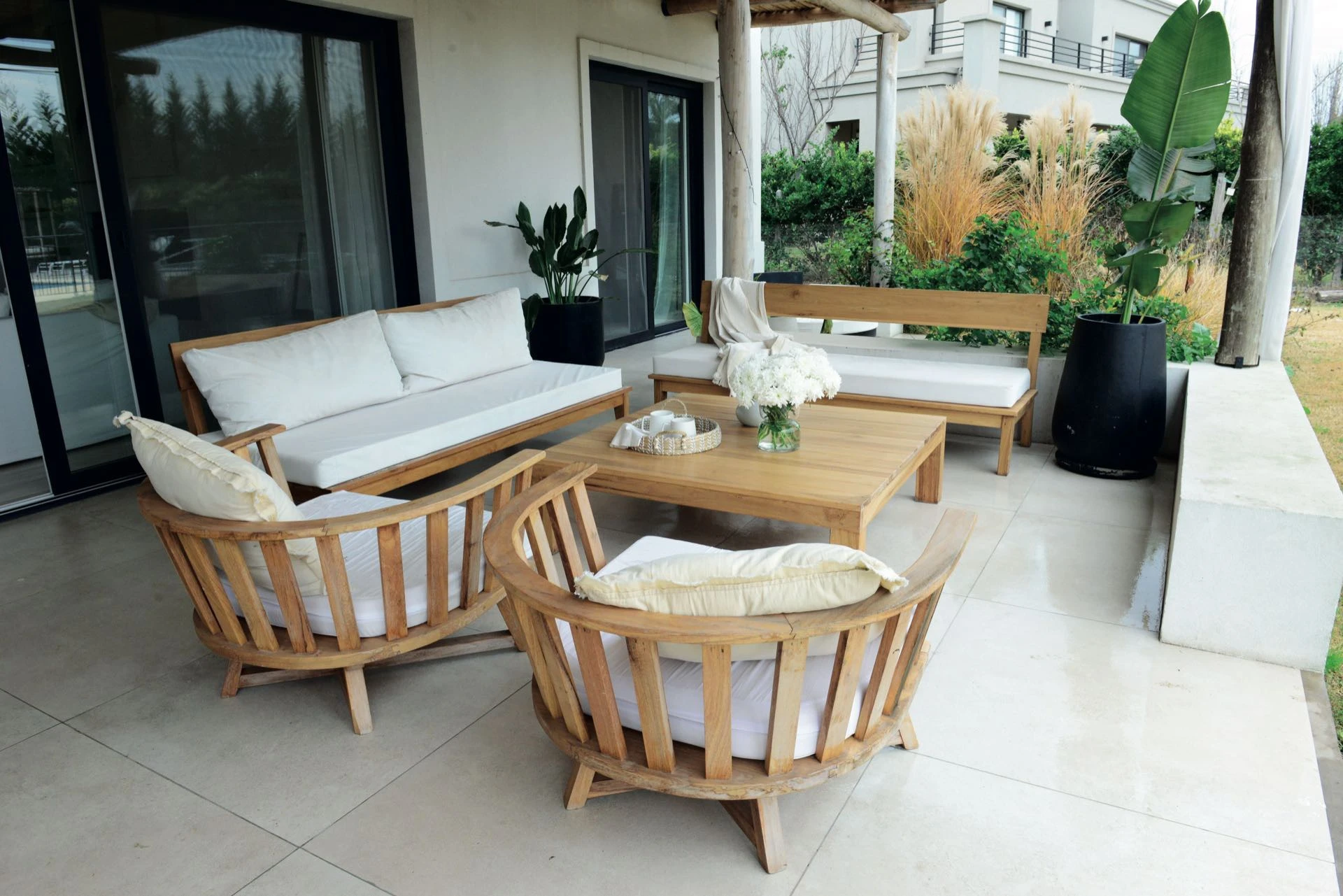  La mesa y los bancos son de petiribí, igual que el juego de living.  