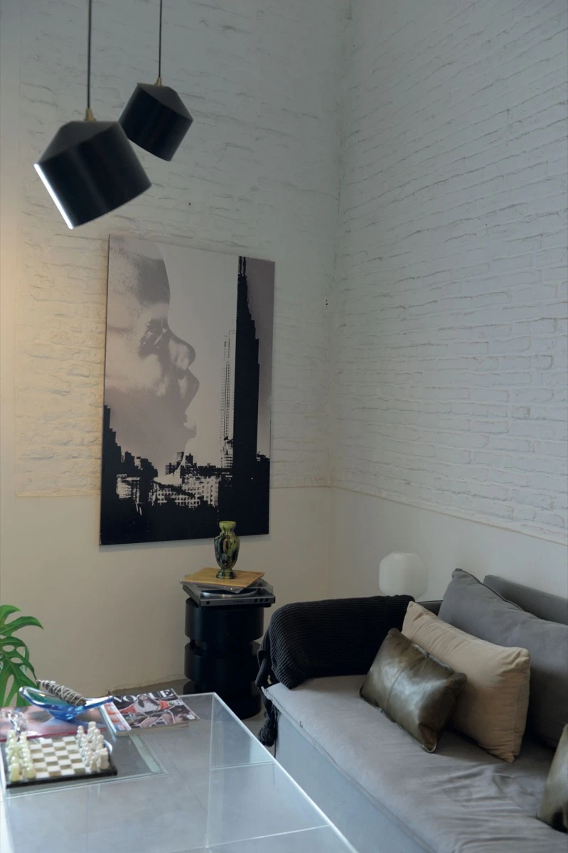 El sector living, con sus paredes de ladrillo pintados de blanco, aporta textura y luz al ambiente. 