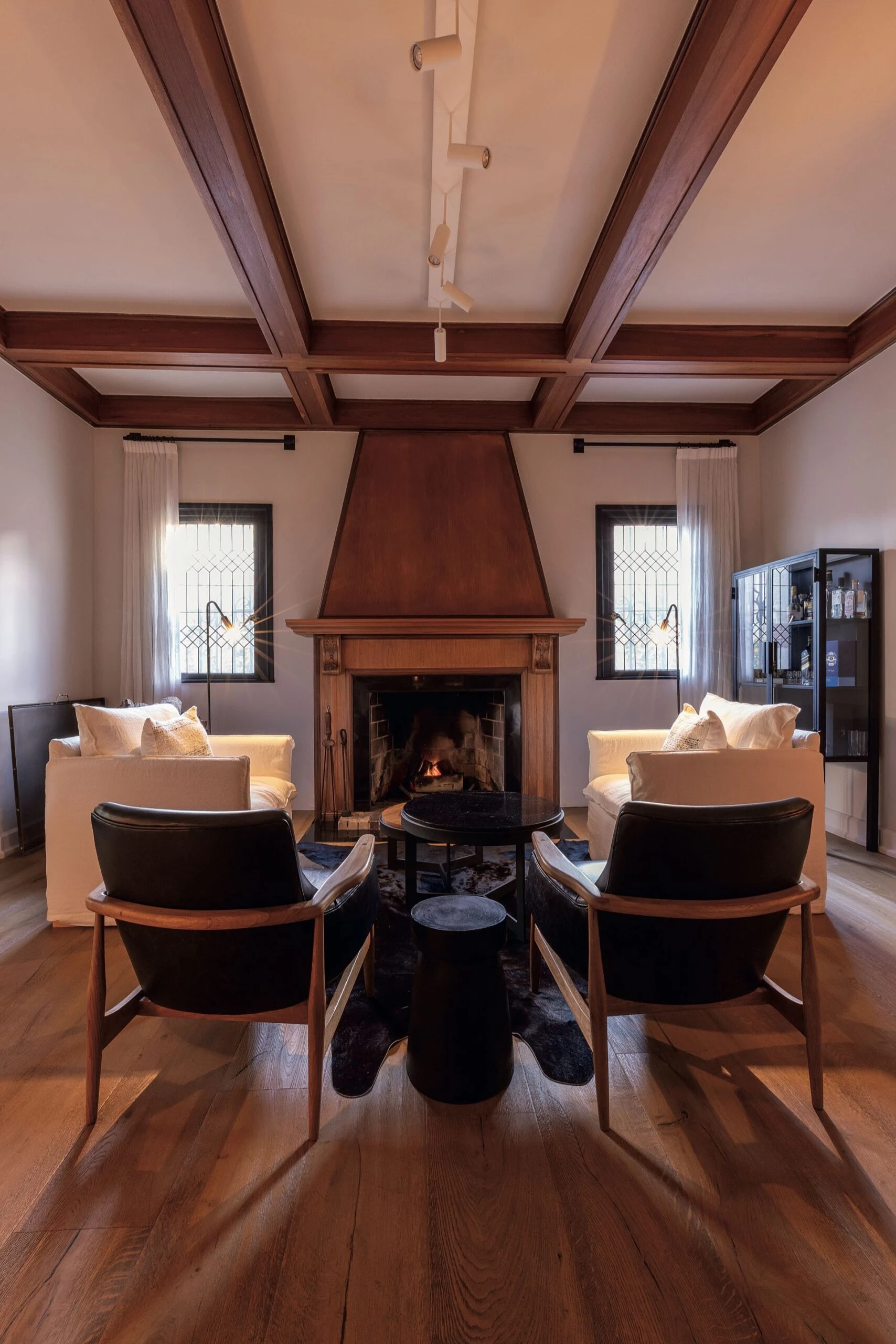 La chimenea de época, restaurada y devuelta a su tono original, estrella del ambiente.