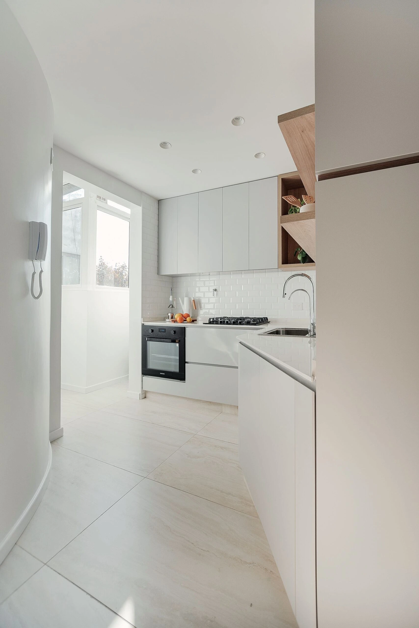 Hay plafones modernos: ideales para cocinas pequeñas o con techos bajos.