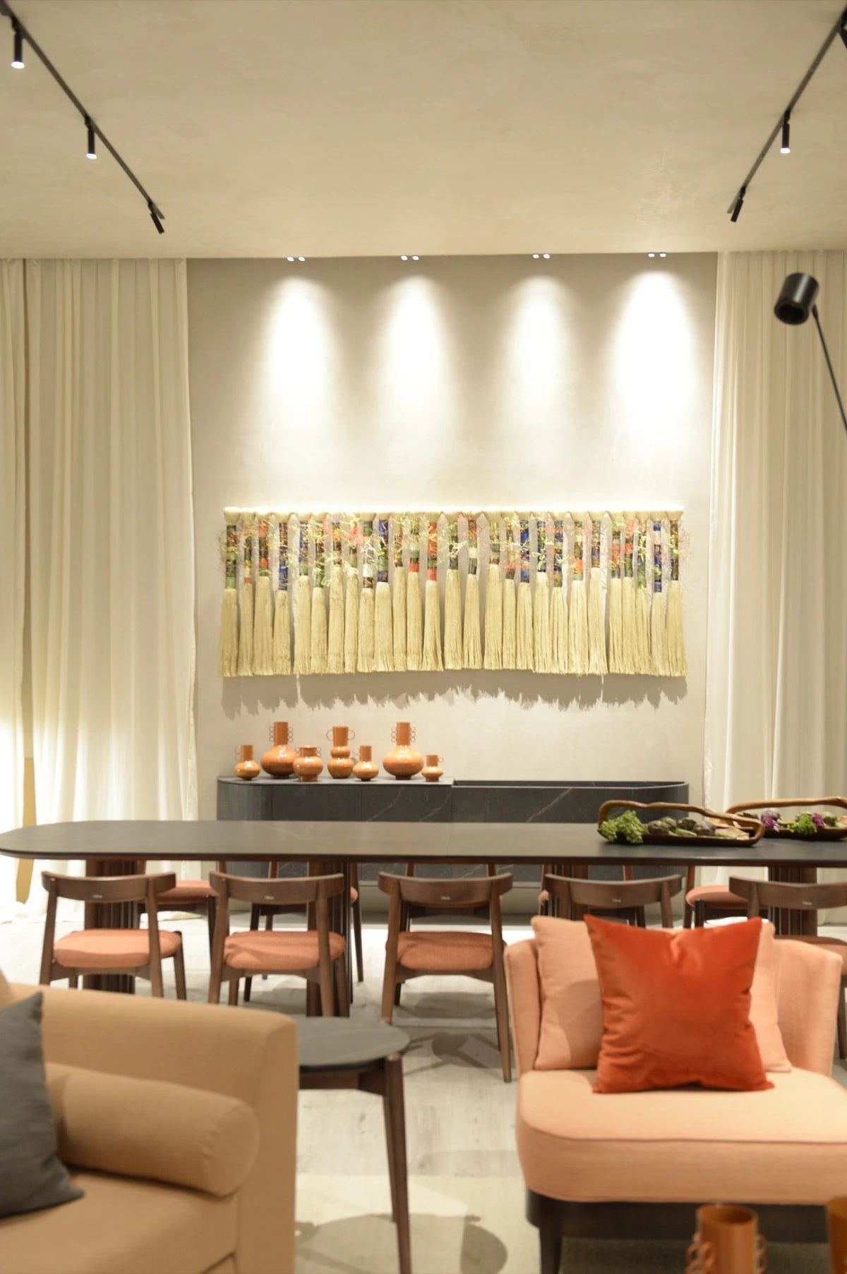 El espacio de encuentro diseñado por Estudio Bonic de Victoria Babnik y Maximiliano Mulqui, en Casa FOA 2025 en Madero Harbour.