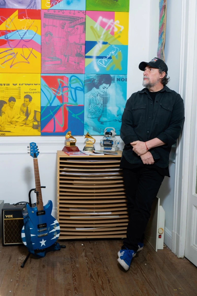 Claudio Roncoli se recibió en la Escuela Nacional de Bellas Artes Prilidiano Pueyrredón y trabajó como Director de Arte en agencias de publicidad.   