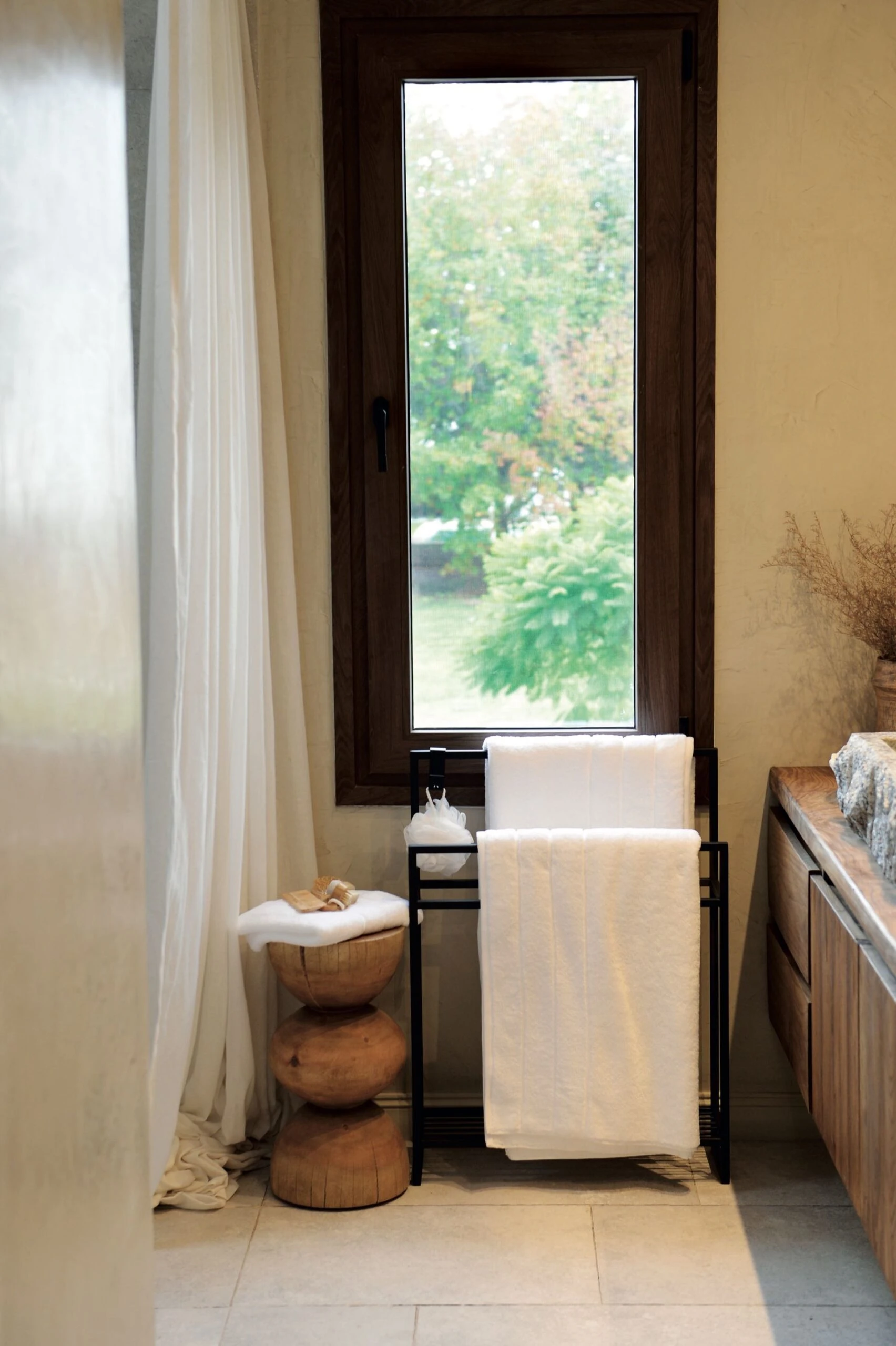 Dúo deco: porta toallas de hierro y banco de madera.