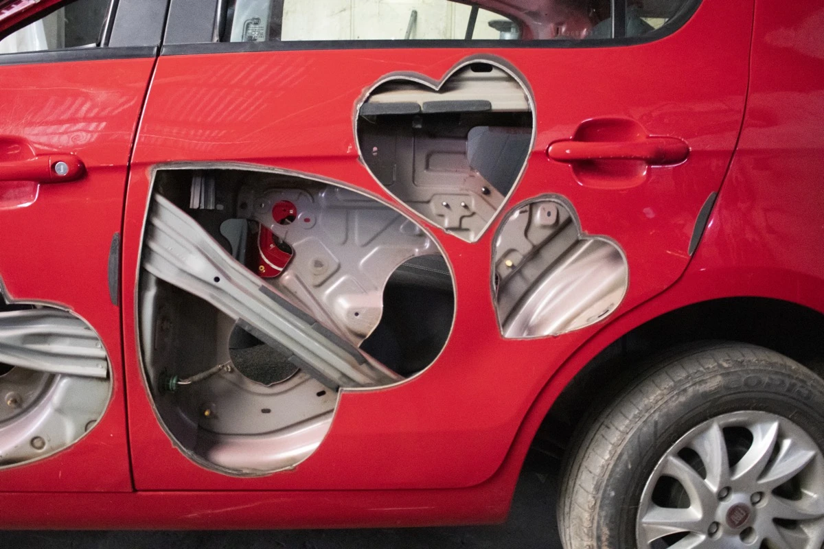  intervenido a través de un desguace artístico en una docena de cortes siguiendo la icónica silueta de corazón.  