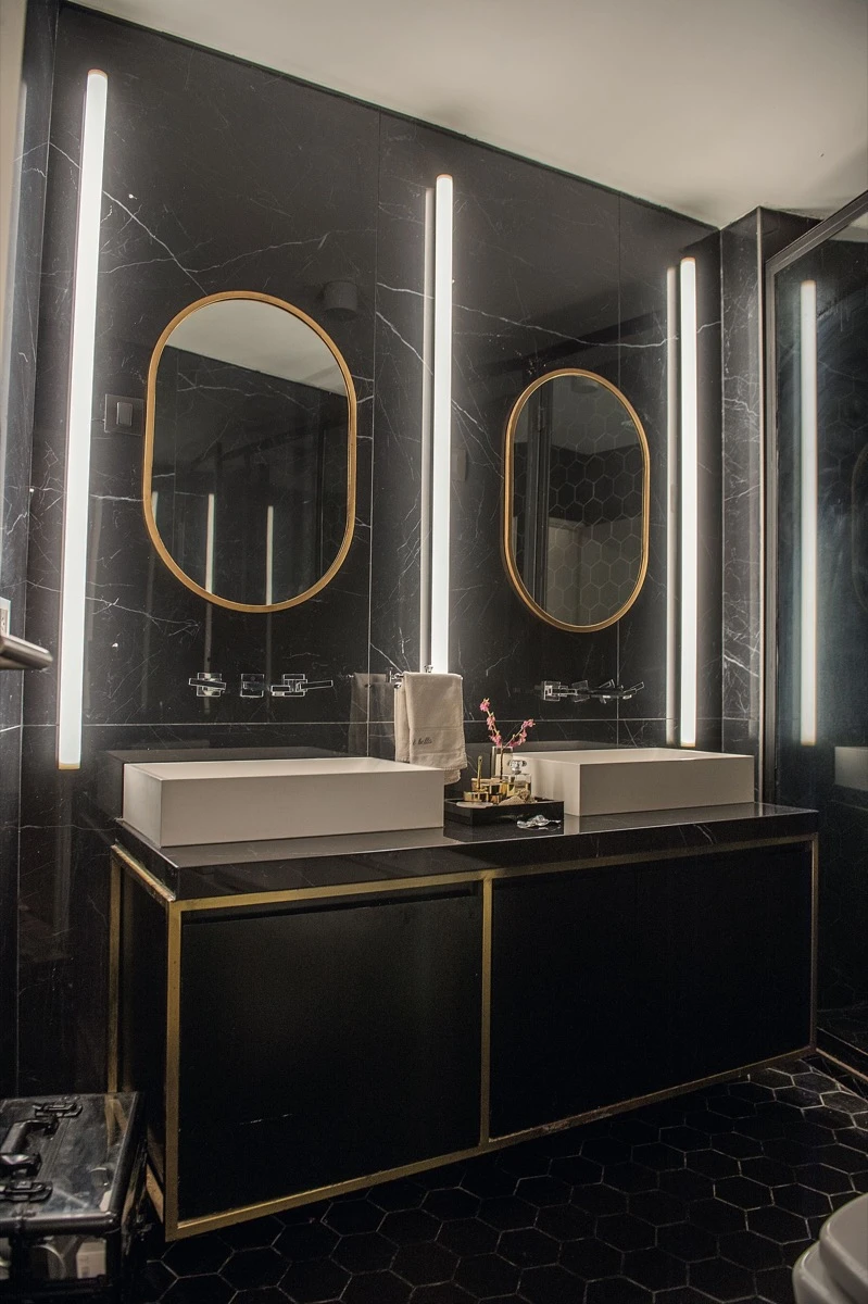 El baño principal derrocha diseño con una marcada impronta de lujo. 