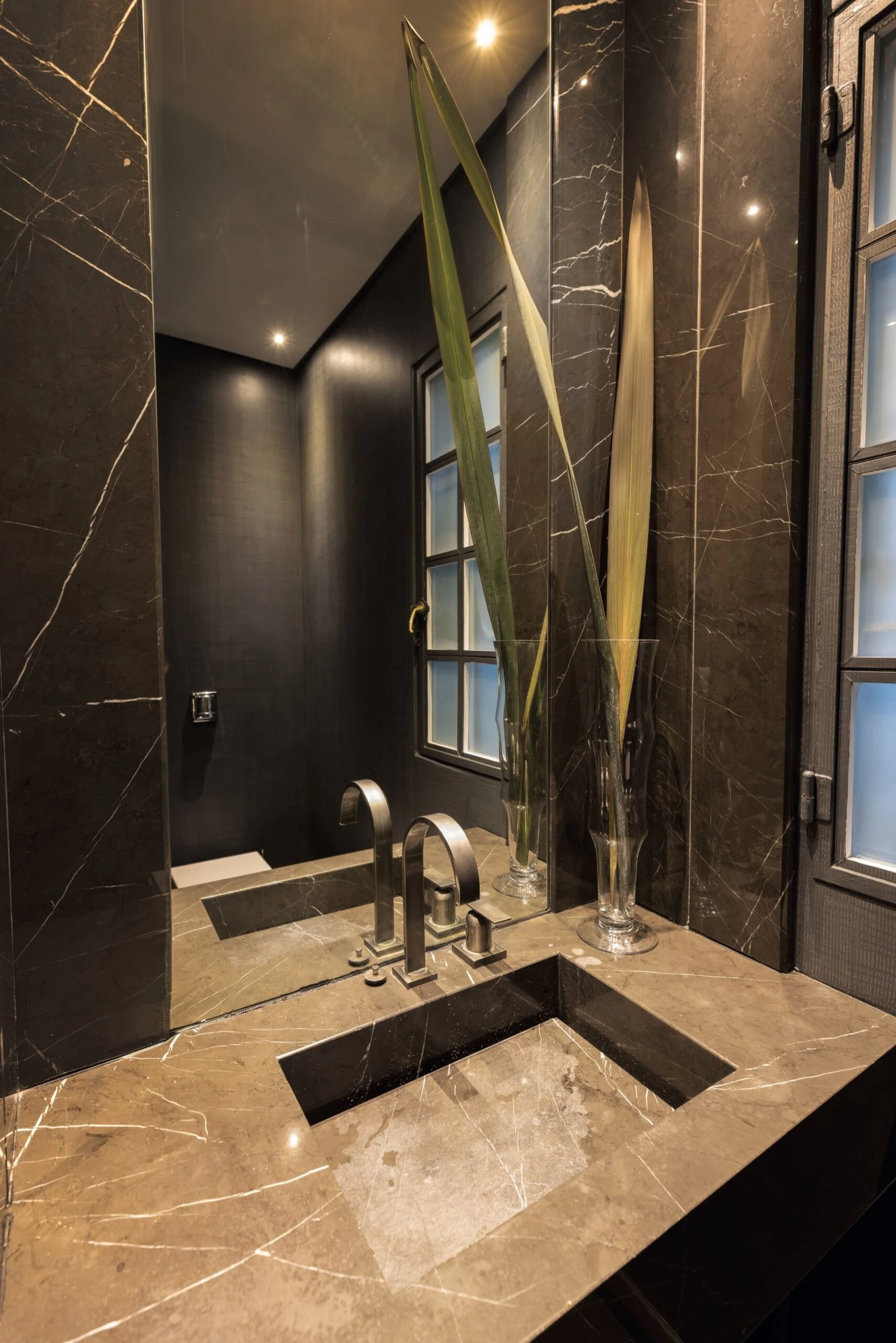 El toilette, hecho con una técnica artesanal que aporta textura y un carácter único.