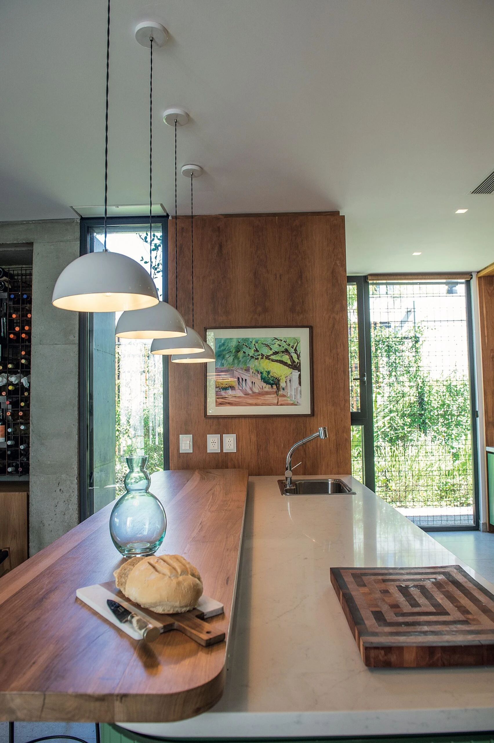 Sobre la isla o barra: lo ideal es colocar entre dos y tres lámparas colgantes alineadas.