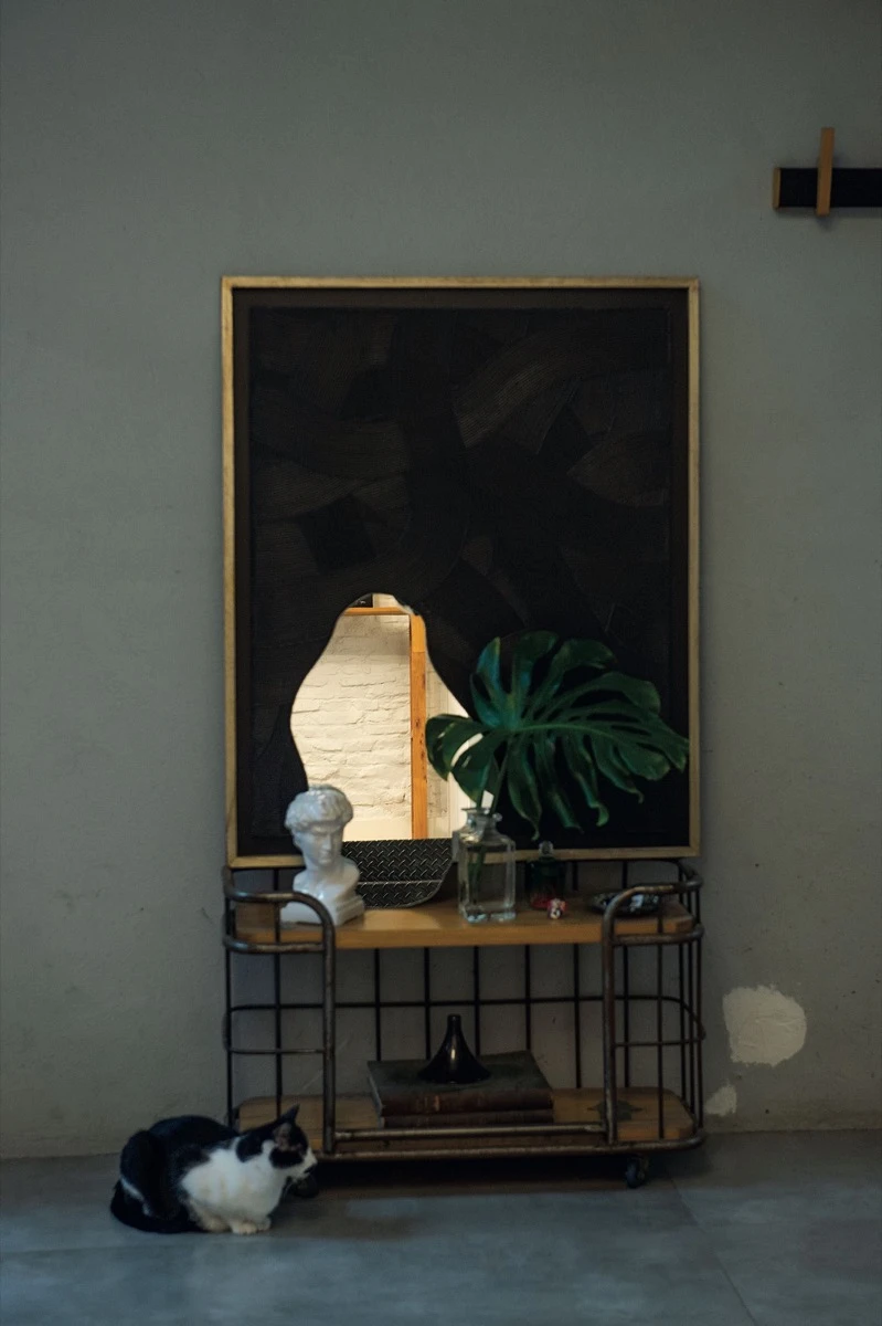 Sobre el carro de metal con estantes de madera (Landmark) conviven piezas cuidadosamente elegidas, 