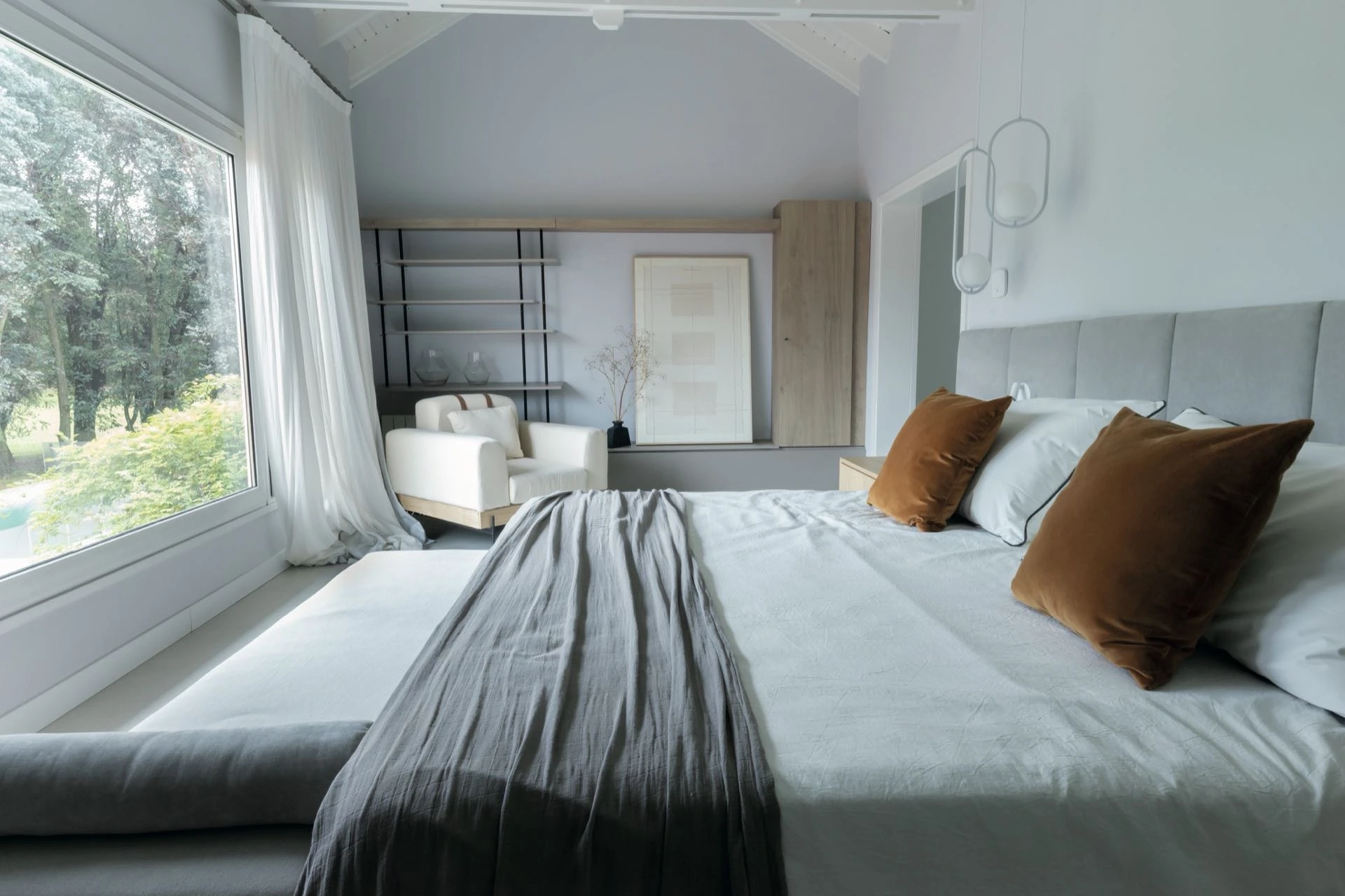 Los colores cálidos y las vistas hacia el exterior hacen del dormitorio principal