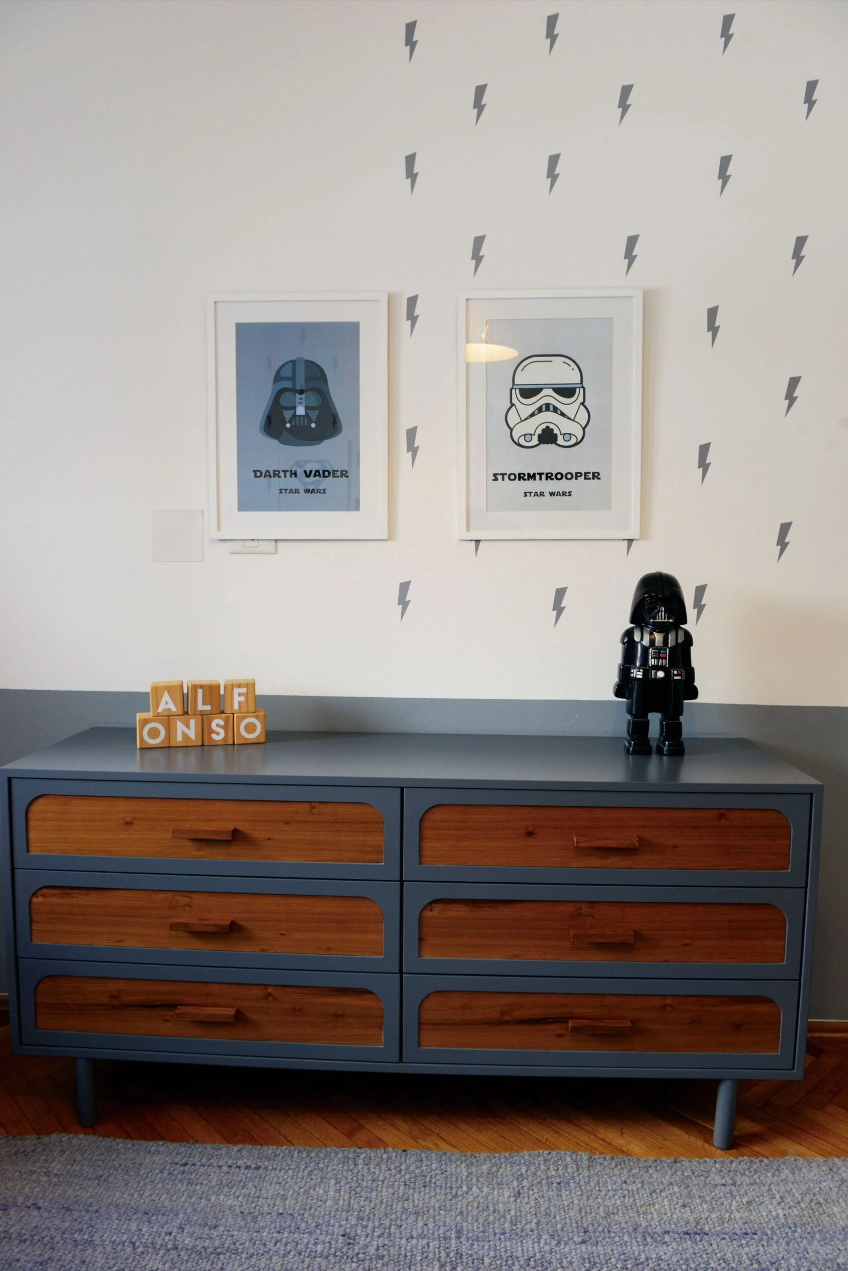 Un mueble de guardado en madera y laca azul.