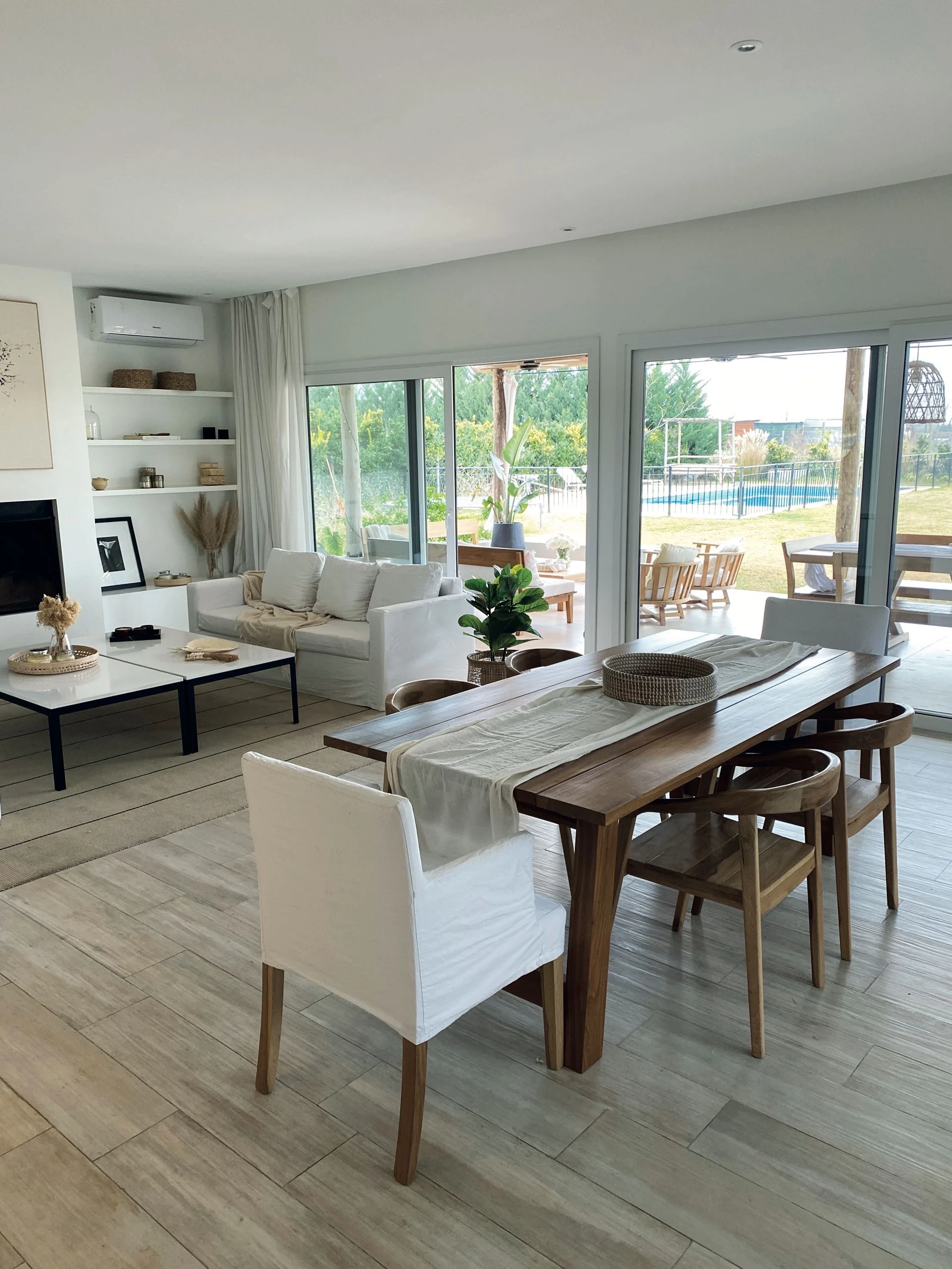 En el comedor el blanco se combina con una tonalidad oscura de la madera. 