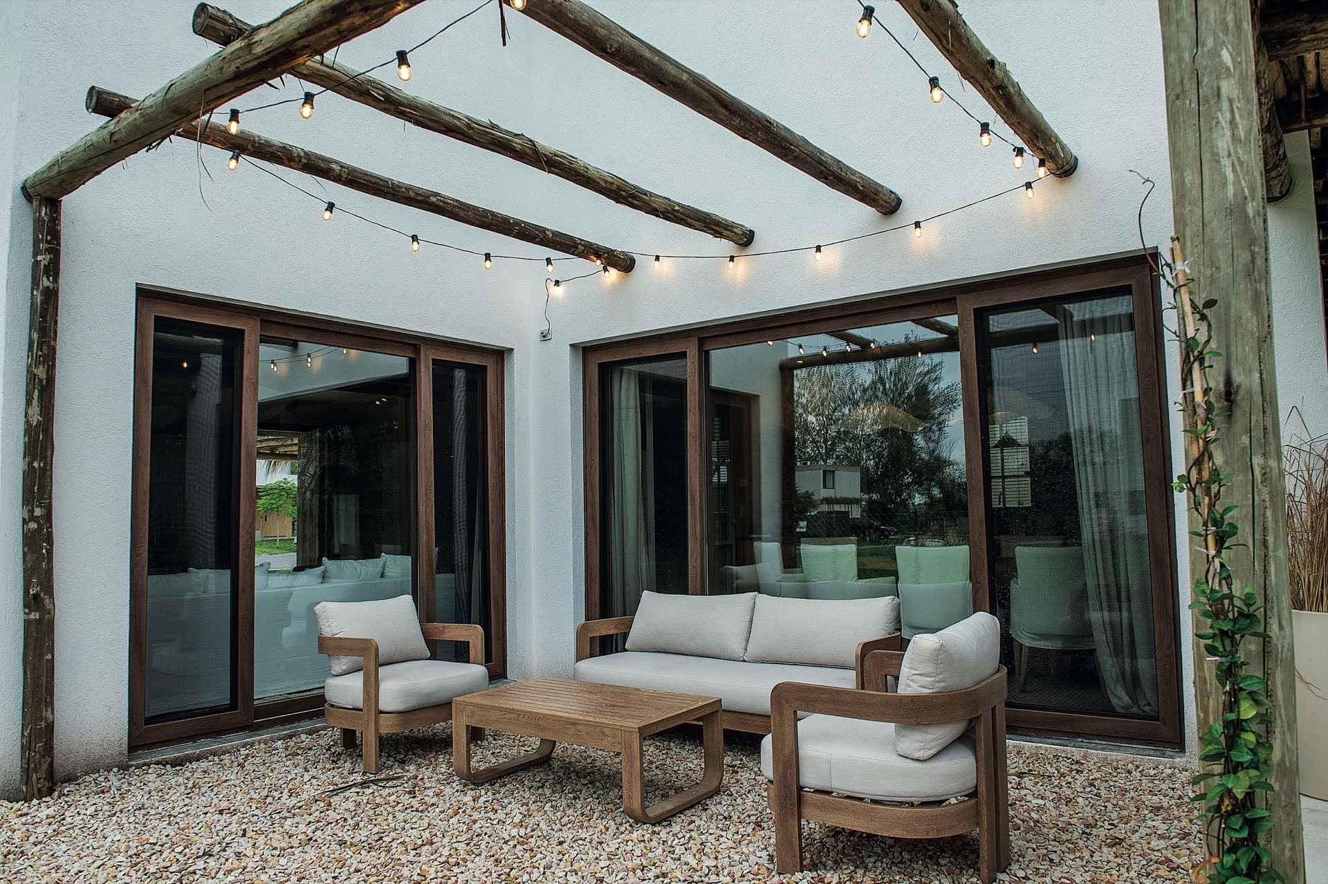 Carpinterías enmarcan las aberturas y aportan continuidad con los elementos naturales.