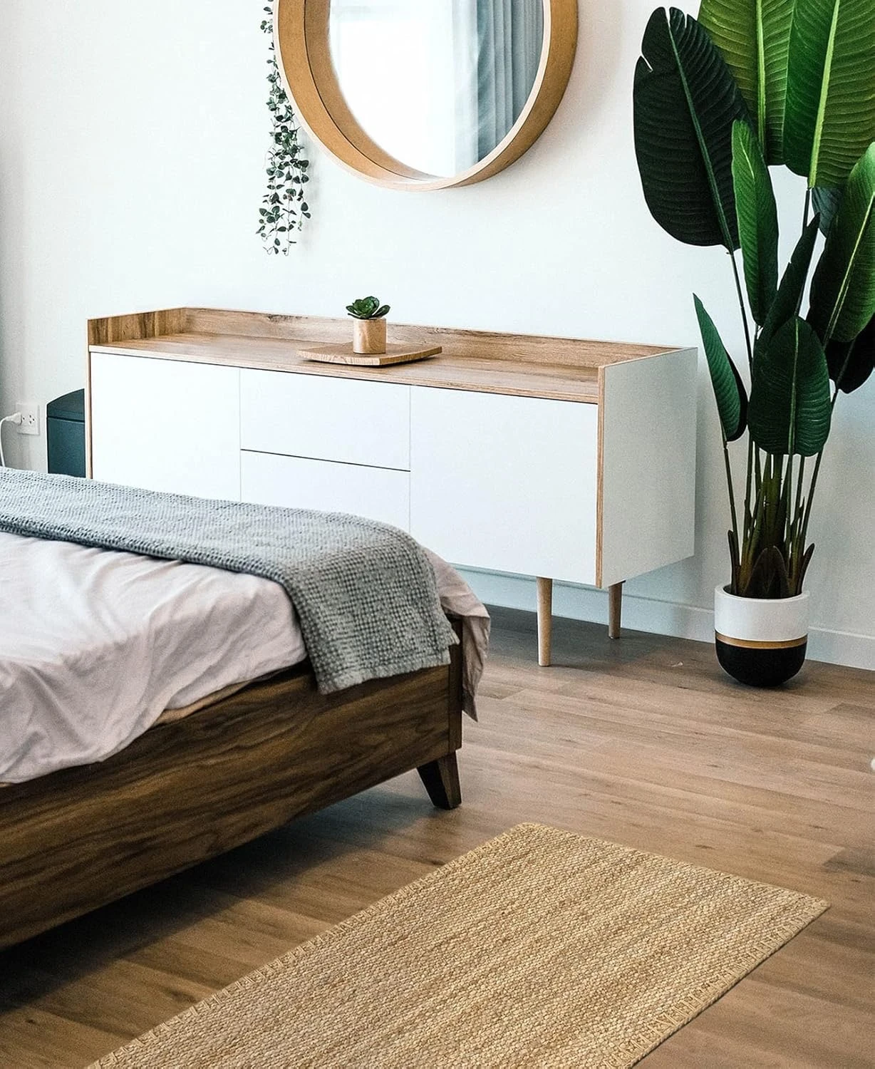 Al pie de la cama, para empezar el día sobre una textura suave y natural. 