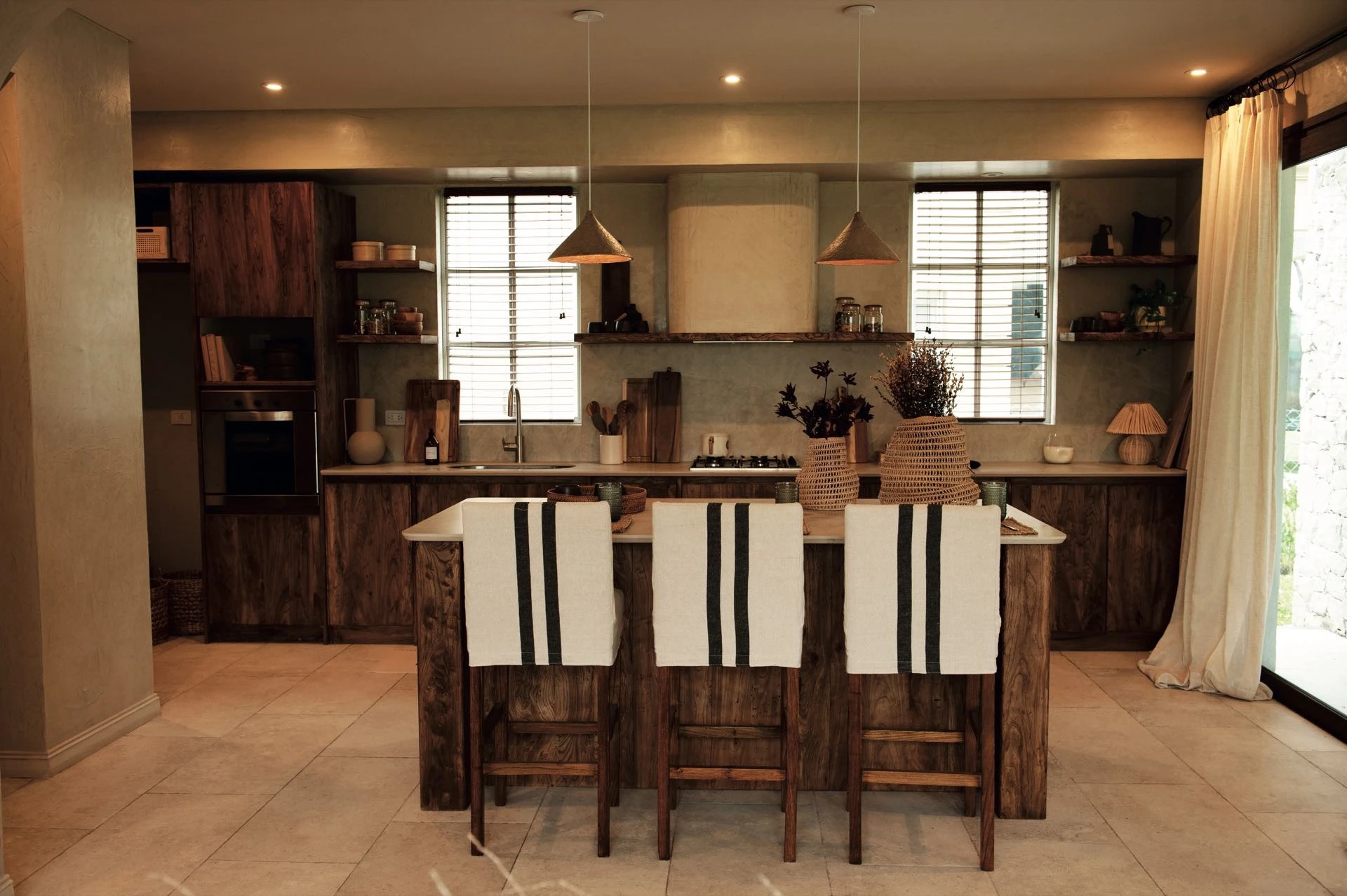 La cocina repite la combinación de colores neutros del living.