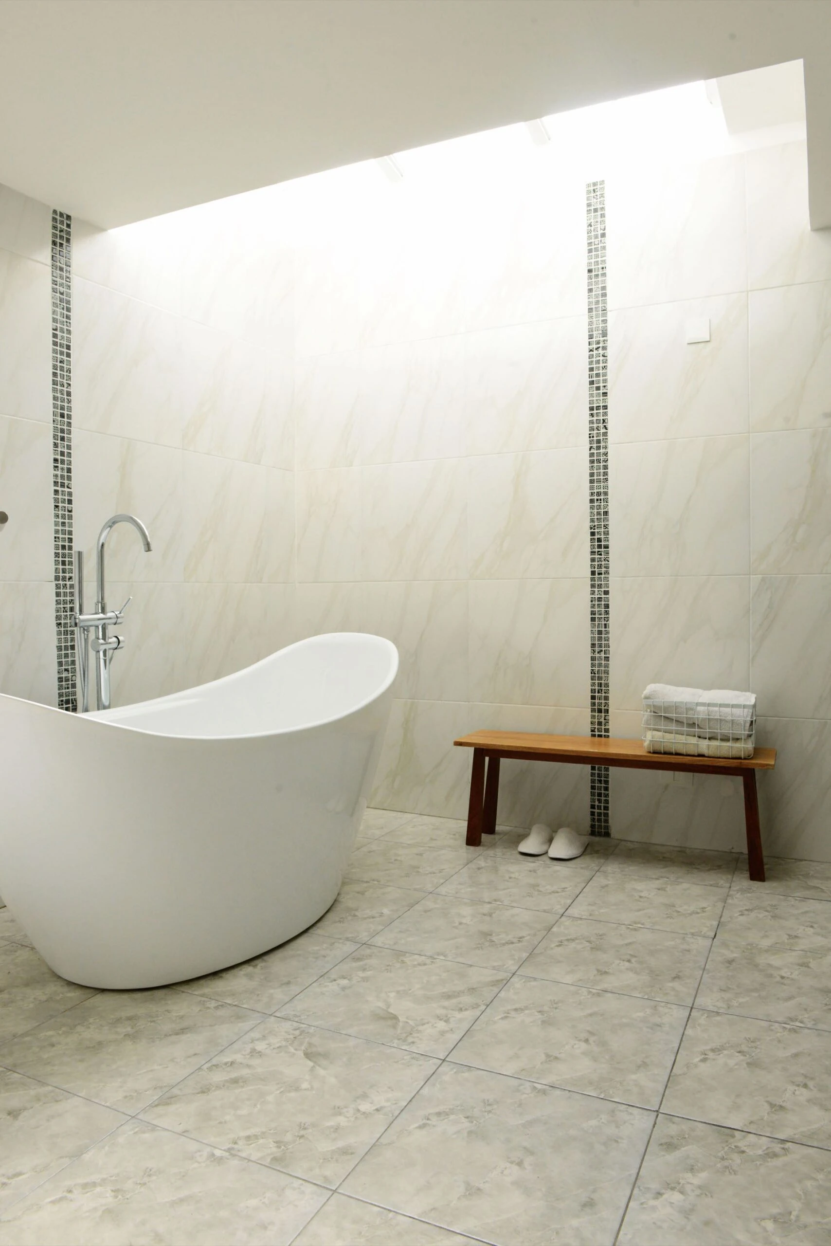 El moderno baño en suite, con bañera exenta.