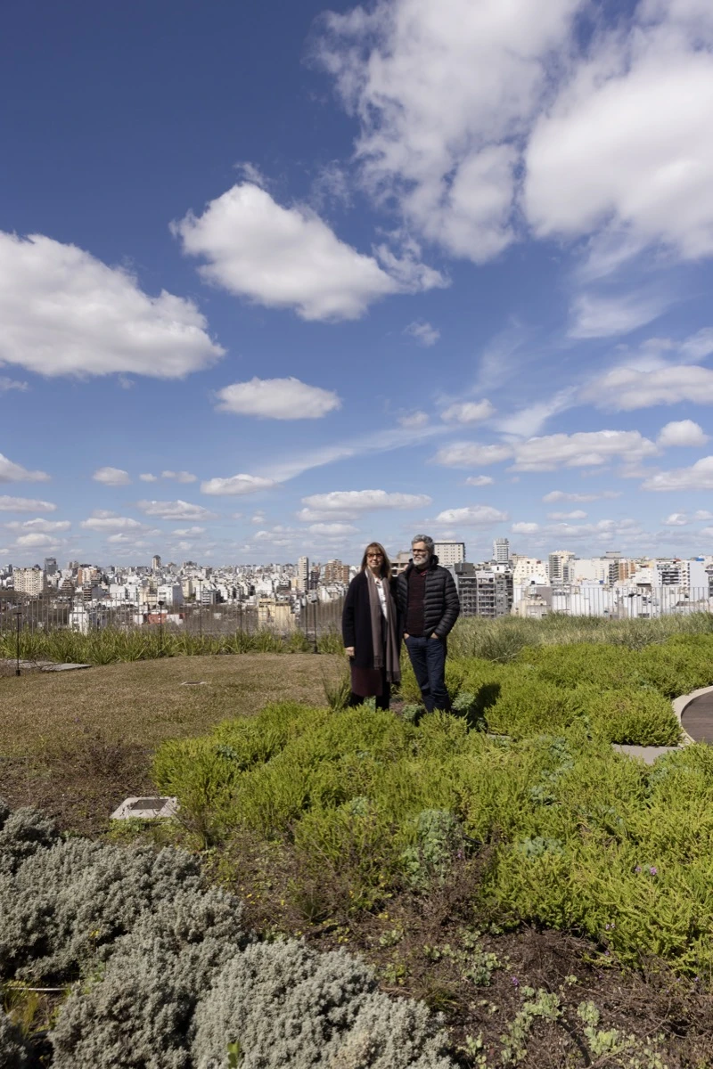 Son la arquitecta Cora Burgin -Posgrado en Proyectación Ambiental. FLACAM y Académica de número de la Academia de Arquitectura y Urbanismo, Argentina- y el arquitecto Sebastián Mouzo, Especialista en Planificación del Paisaje FADU-UBA y Docente FADU-UBA.  