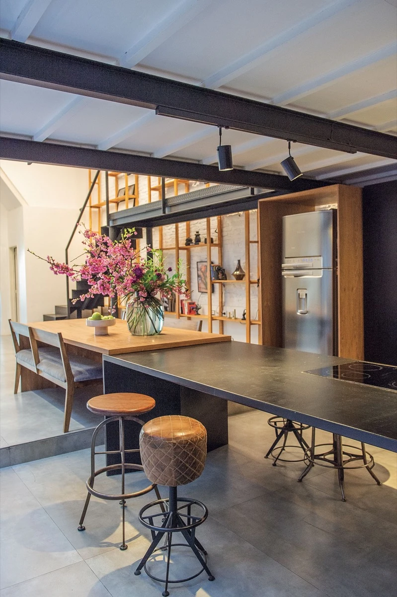 La cocina-comedor hecha a nuevo se destaca por su amplitud y carácter versátil. 