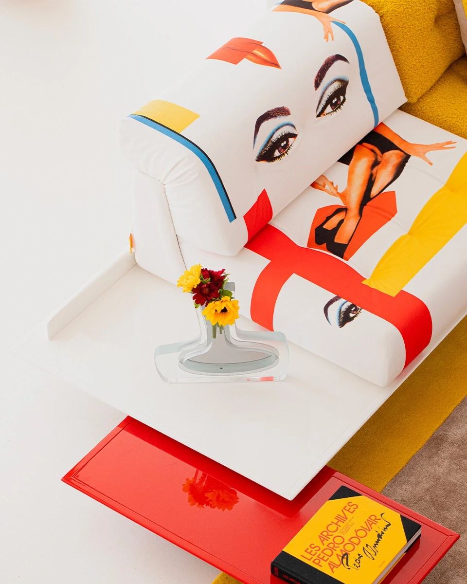 El universo cinematográfico de Pedro Almodóvar hecho mueble. 