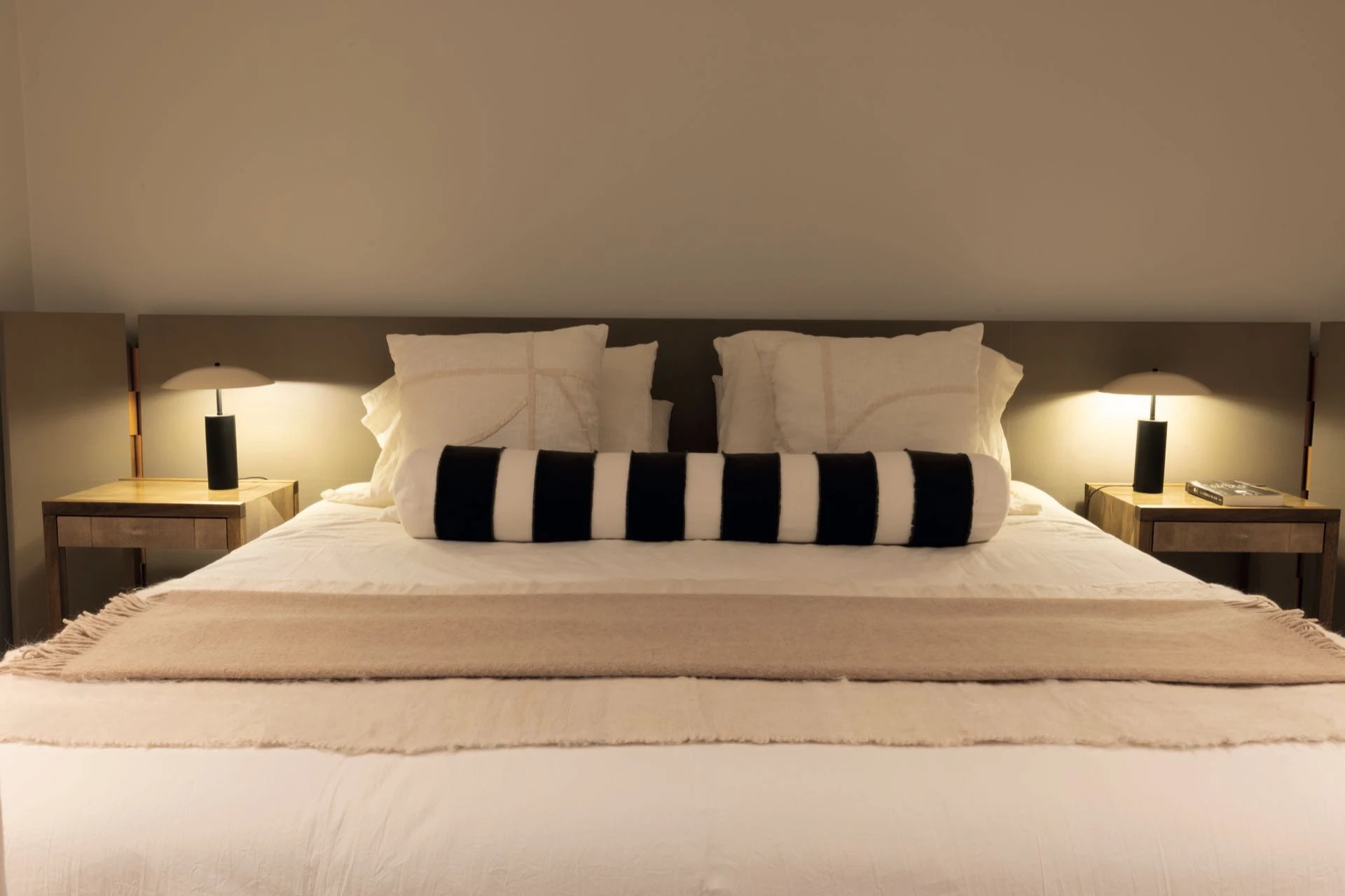 El tono off white es la base del clima de amplitud y serenidad del dormitorio.