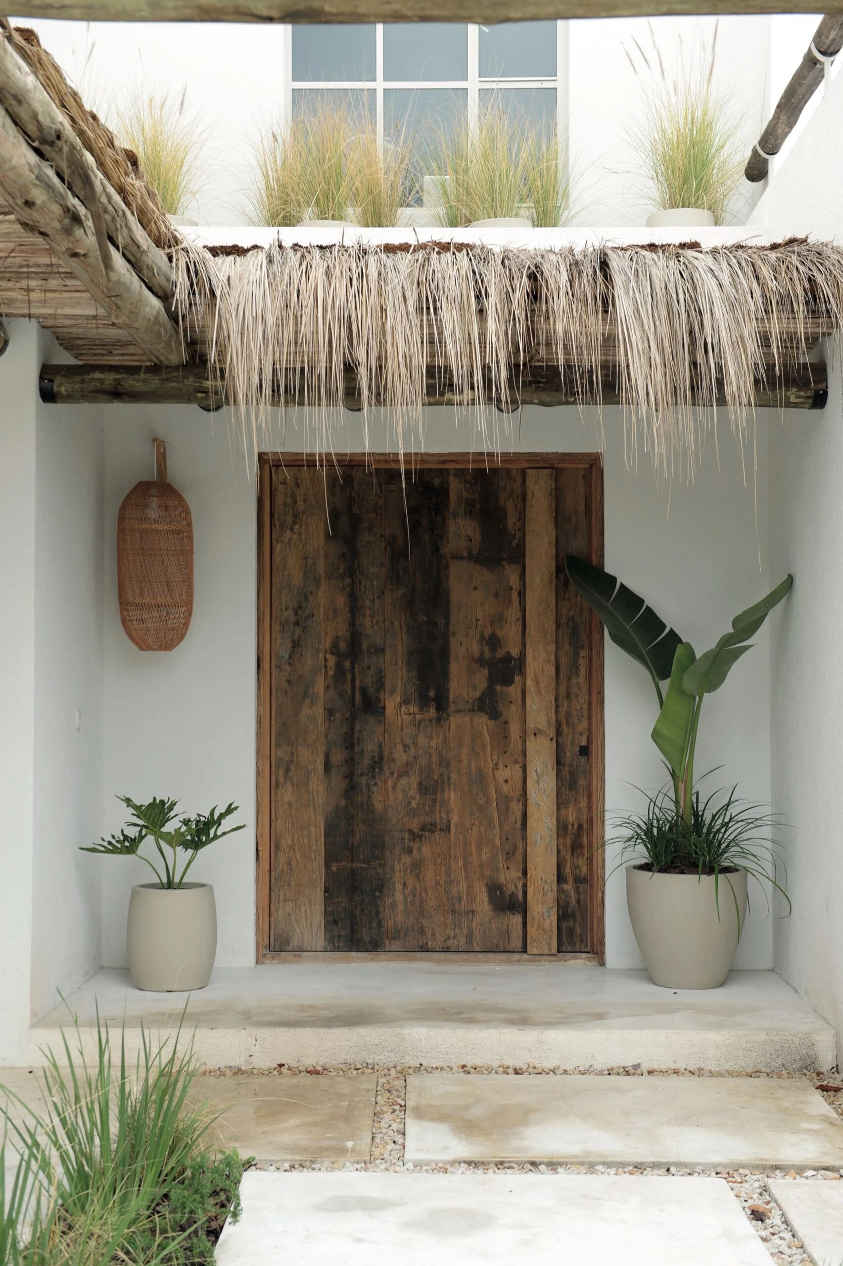Una puerta destacada puerta de madera maciza da la bienvenida.