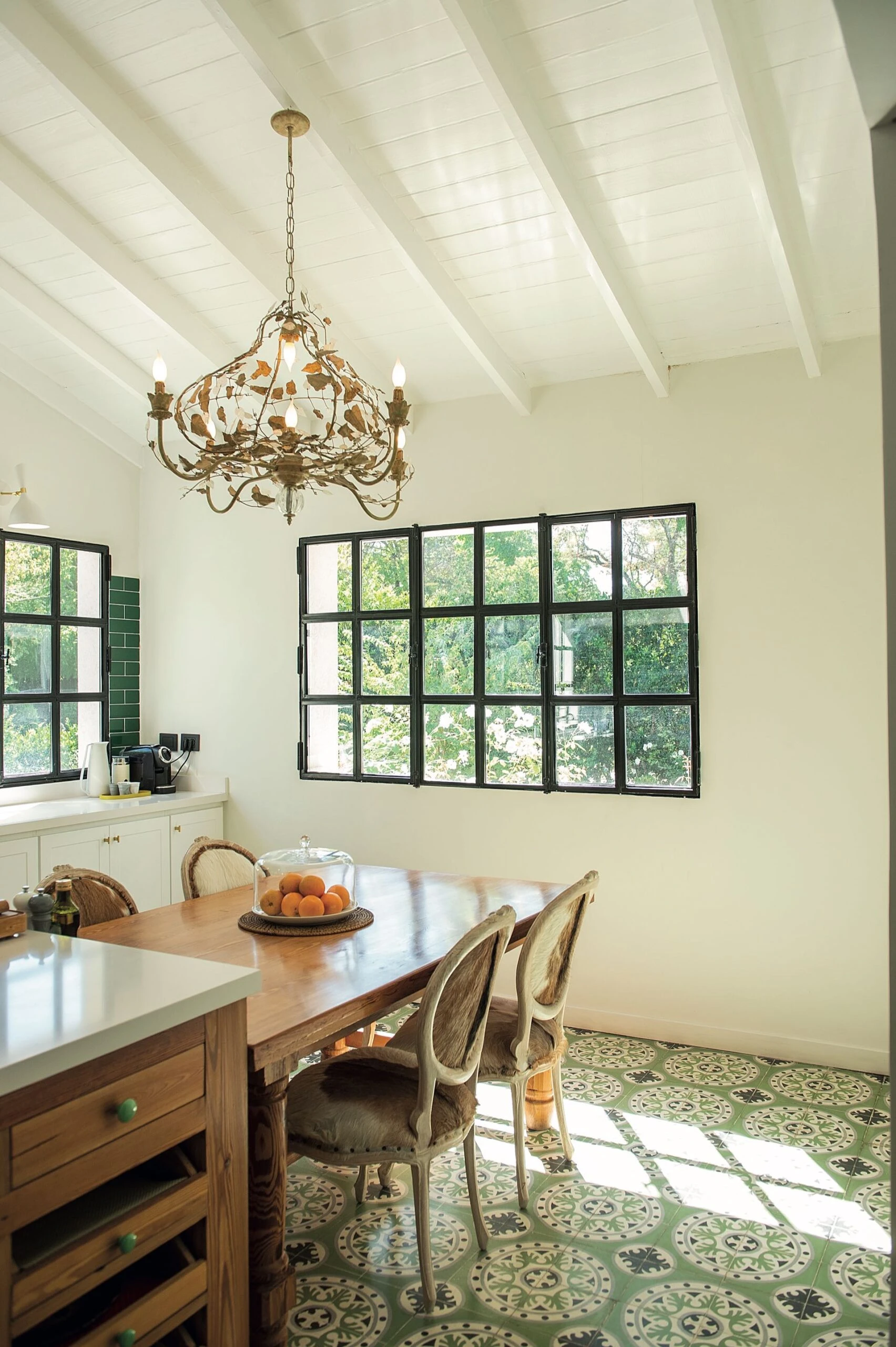 ¡Hay una araña en la cocina! Una manera audaz y elegante de iluminar.