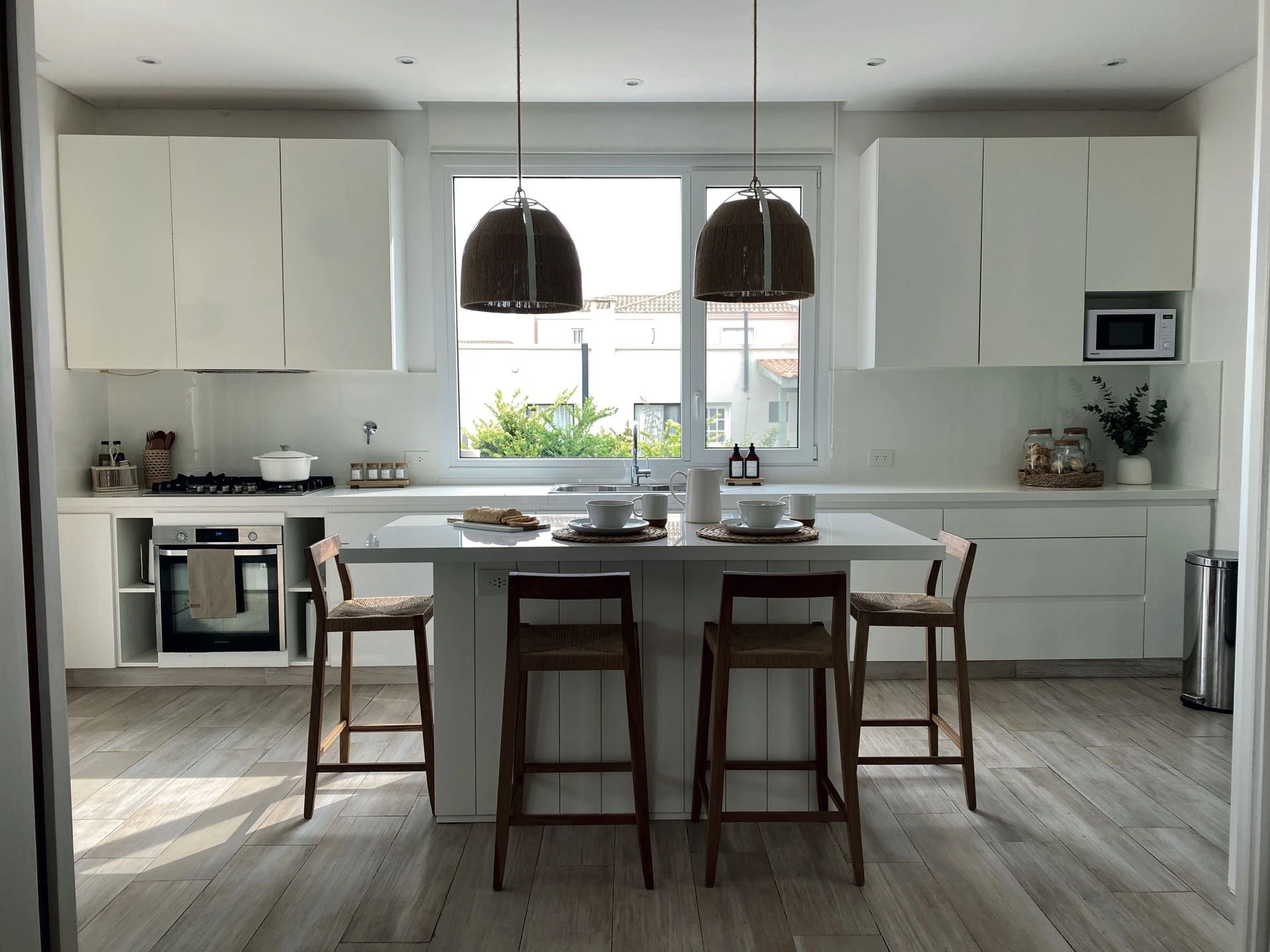 La cocina integrada puede mantenerse abierta o cerrada mediante unas puertas corredizas. 