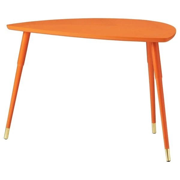 Una mesa en naranja Aperol. 
