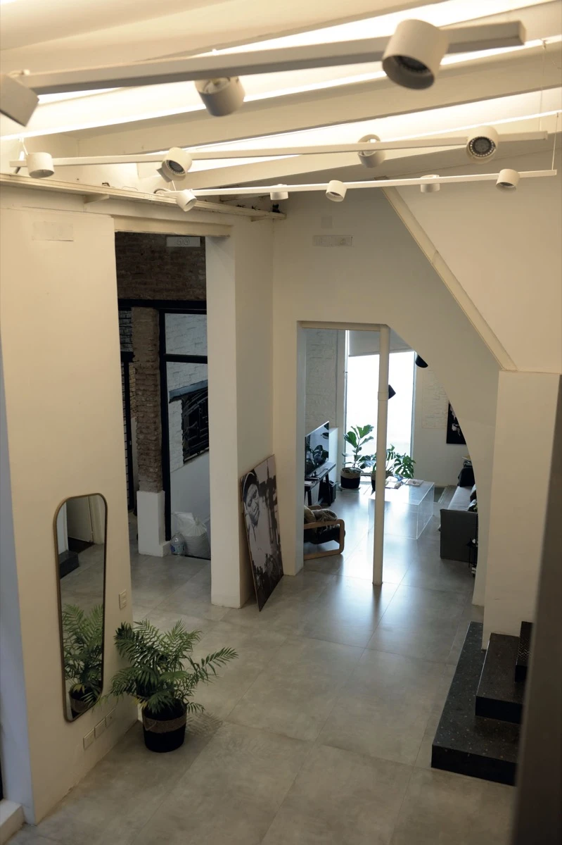 Un barral con luces dirigidas (Huup) acompaña la iluminación que llega desde el cielorraso. 