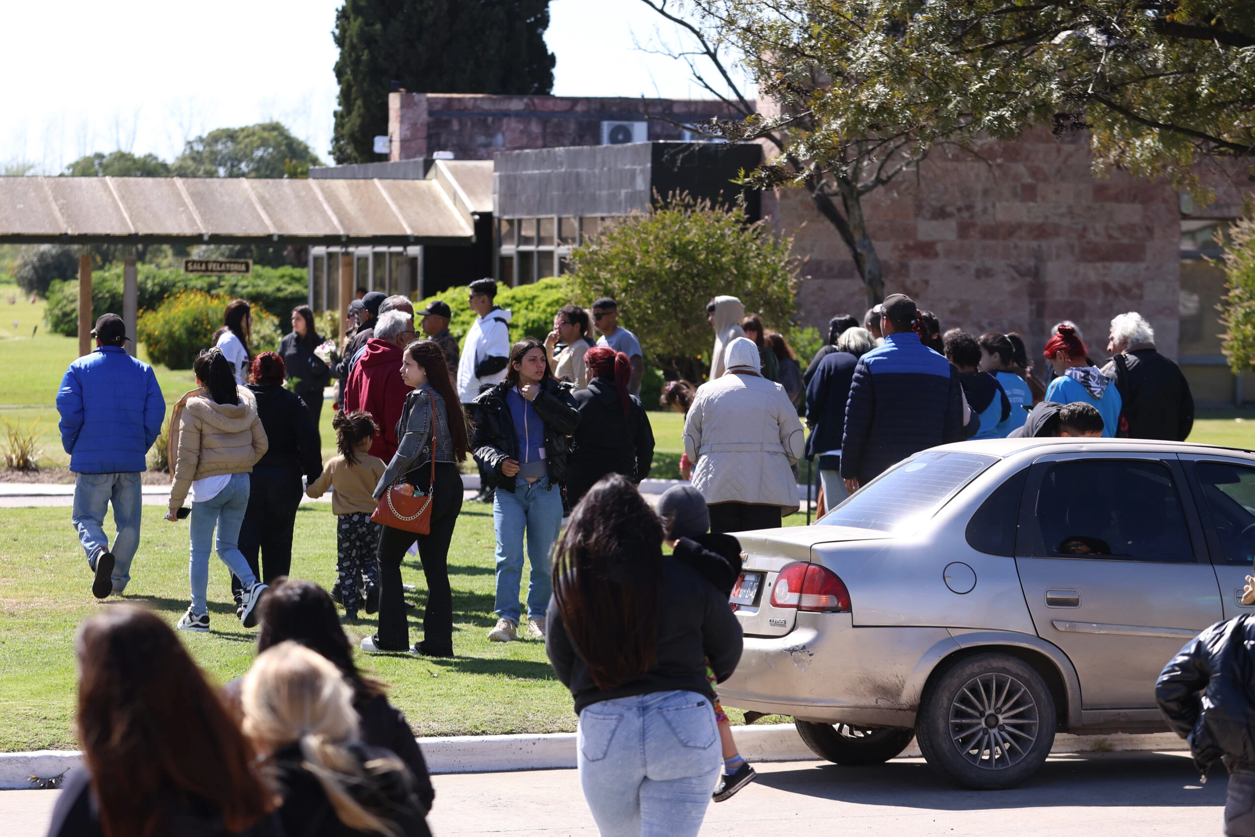 Familiares y amigos en el último adiós a las primas