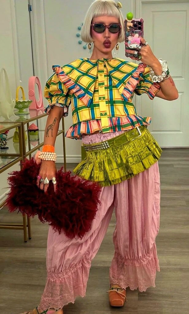 Así se luca el camp style en el street style.