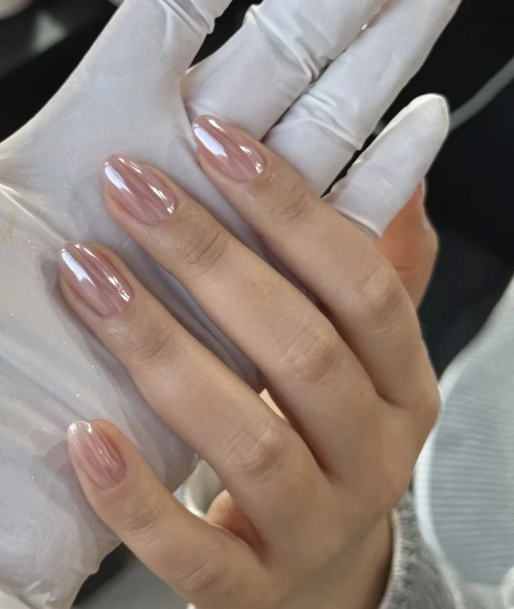 Nude glass, la manicura para uñas cortas que es tendencia
