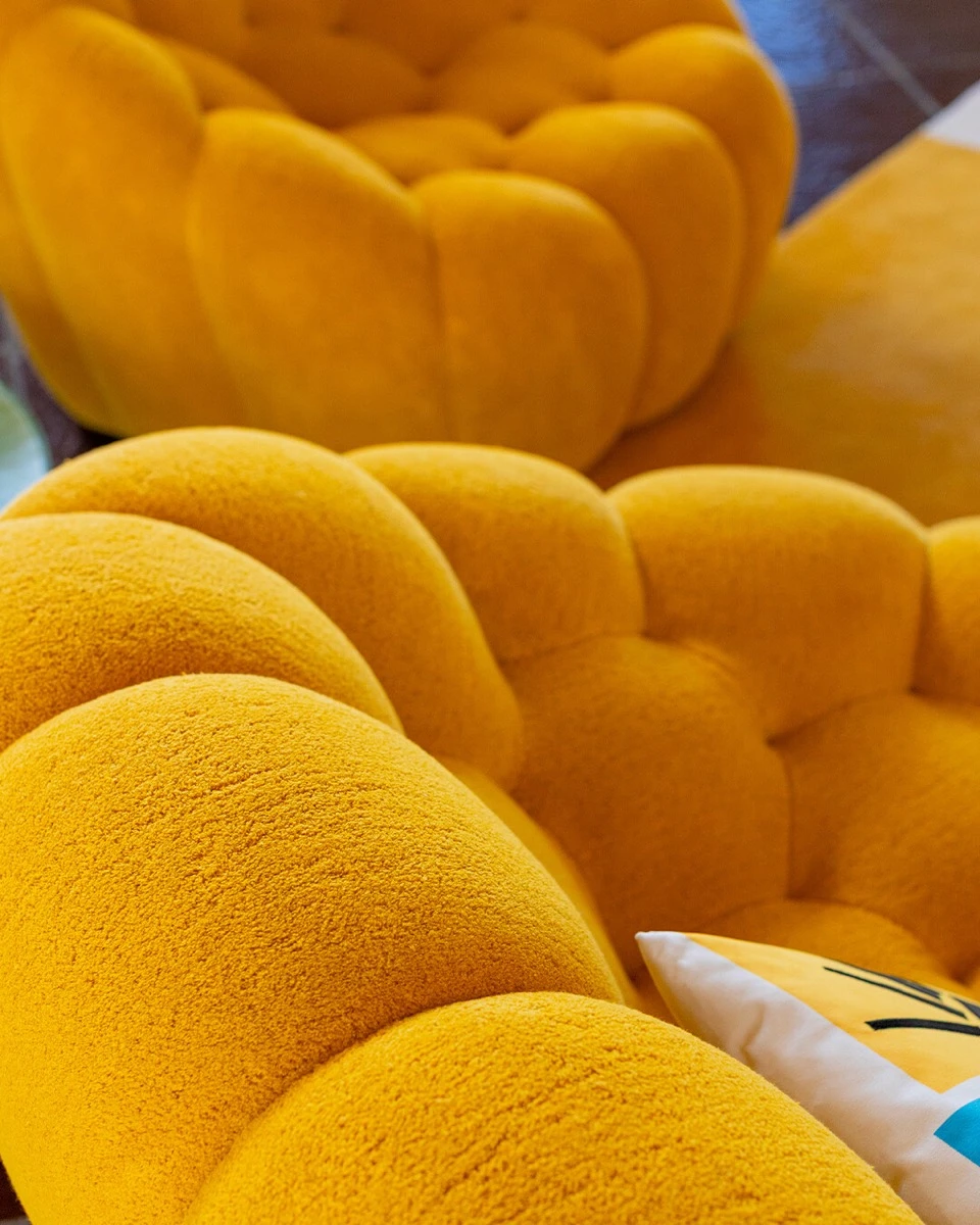 El icónico sofá Roche Bobois en tonos vibrantes. 